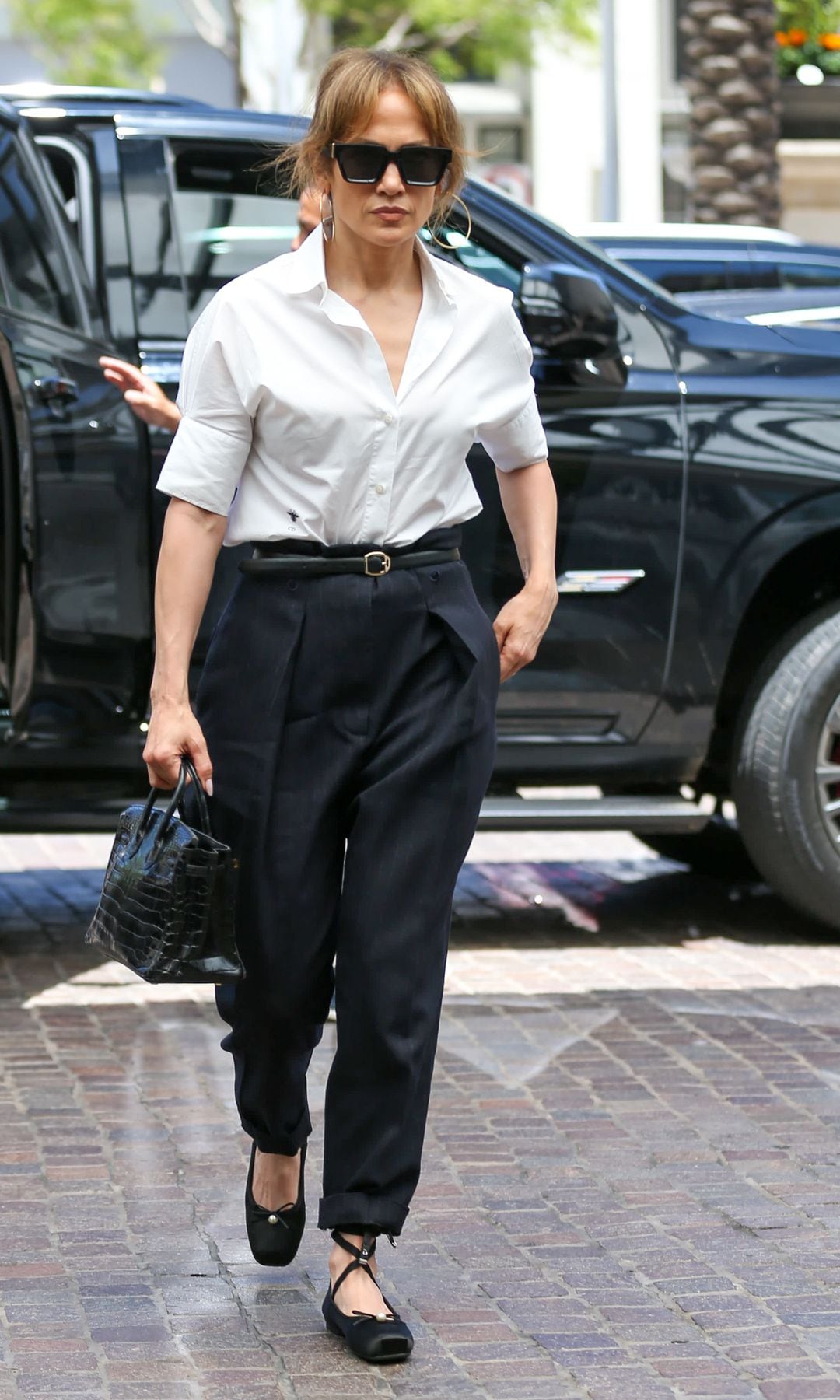 Jennifer López luce un look minimalista y elegante este verano