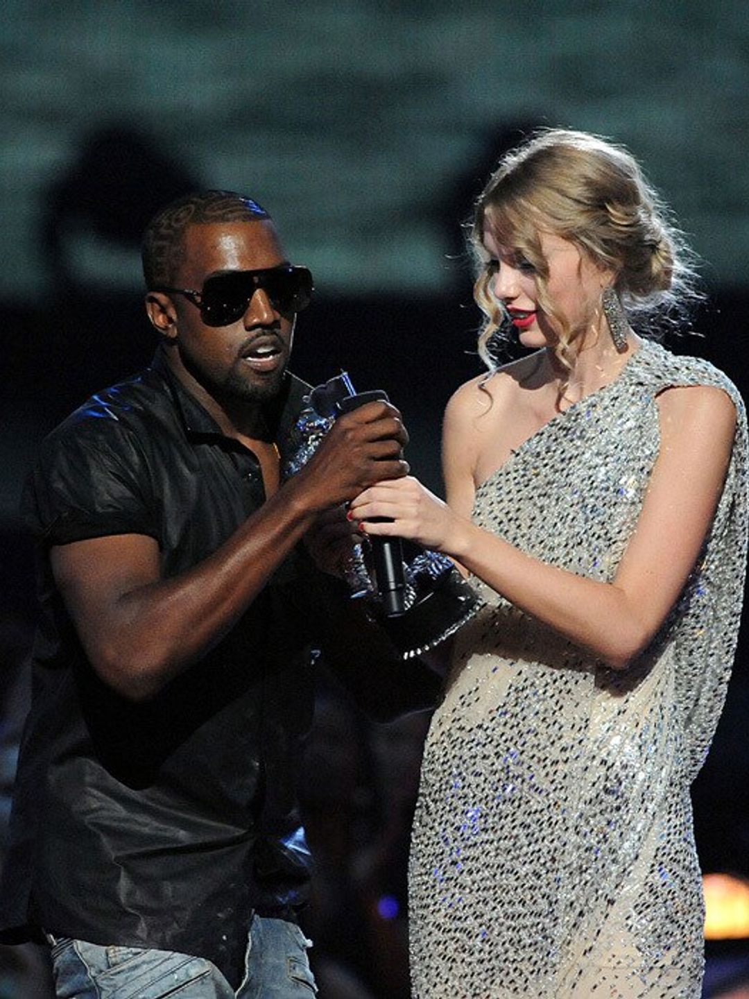 <b>13 de septiembre de 2009 BK (Antes de Kim)</b> <br /> En lo que ahora parece haber pasado mucho tiempo en una galaxia muy, muy lejana o en los MTV VMA, los caminos de Kanye West y Taylor Swift se cruzaron poniendo en marcha lo que quizás sea una de las mayores disputas entre celebridades de nuestra generación. En esta fatídica noche, Taylor se llevó a casa el premio al Mejor Vídeo Femenino por <i>You Belong With Me</i>. </br><br /> Sin embargo, el momento de gloria de la cantante de country se vio truncado cuando Kanye saltó al escenario y tomó su micrófono. Luego, el rapero procedió a dirigirse a la audiencia (incluida una sorprendida Beyoncé), "Yo Taylor, estoy muy feliz por ti, te dejaré terminar, pero Beyonce tiene uno de los mejores videos de todos los tiempos. ¡Uno de los mejores vídeos de todos los tiempos!"</br><br /> Foto: Jeff Kravitz/FilmMagic” fetchpriority=”auto” class=”image ho-image” data-flatplan=”fp_photoCaption”/><span class=