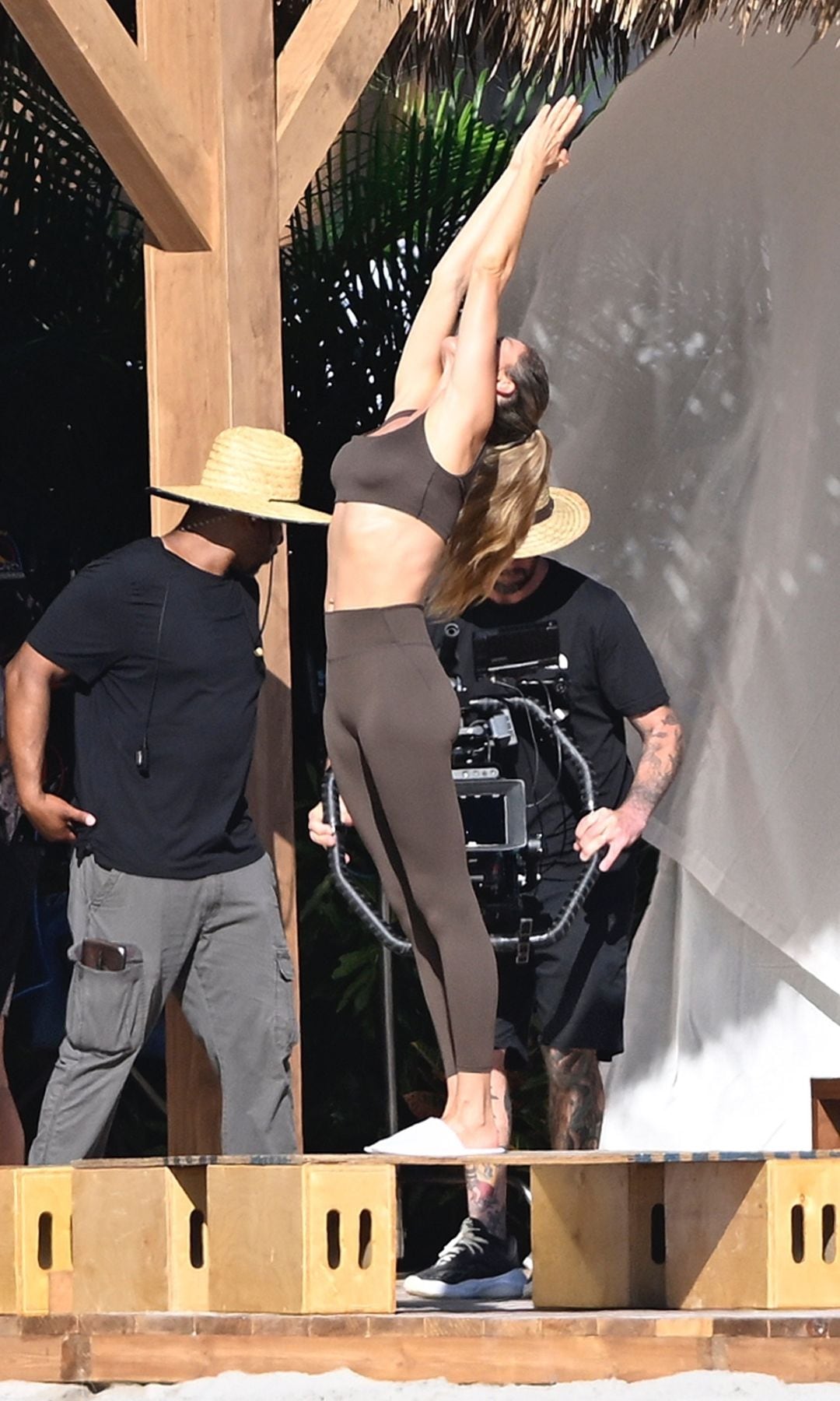 Gisele Bündchen shows off her abs and puts her impeccable yoga form on display in Miami