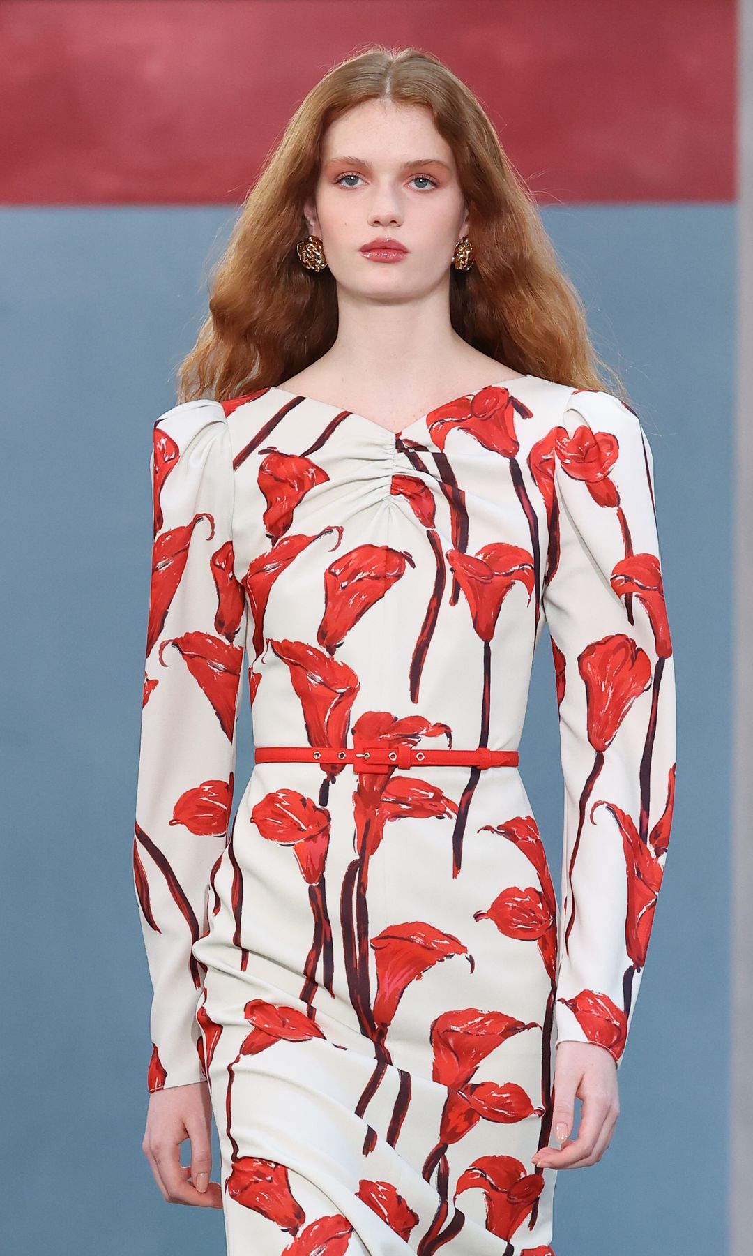 Una modelo camina por la pasarela con Carolina Herrera Fall 26 durante la Semana de la Moda de Nueva York el 12 de febrero de 2026 en la ciudad de Nueva York.