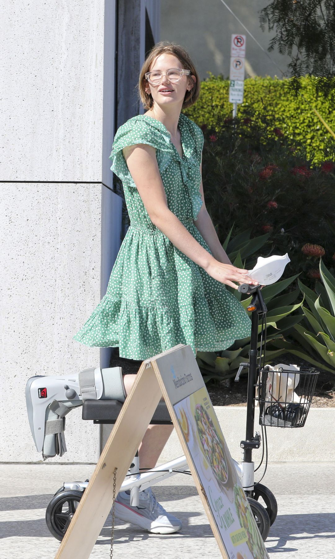 Violet was seen coping with her leg injury shortly after she visited the ER
