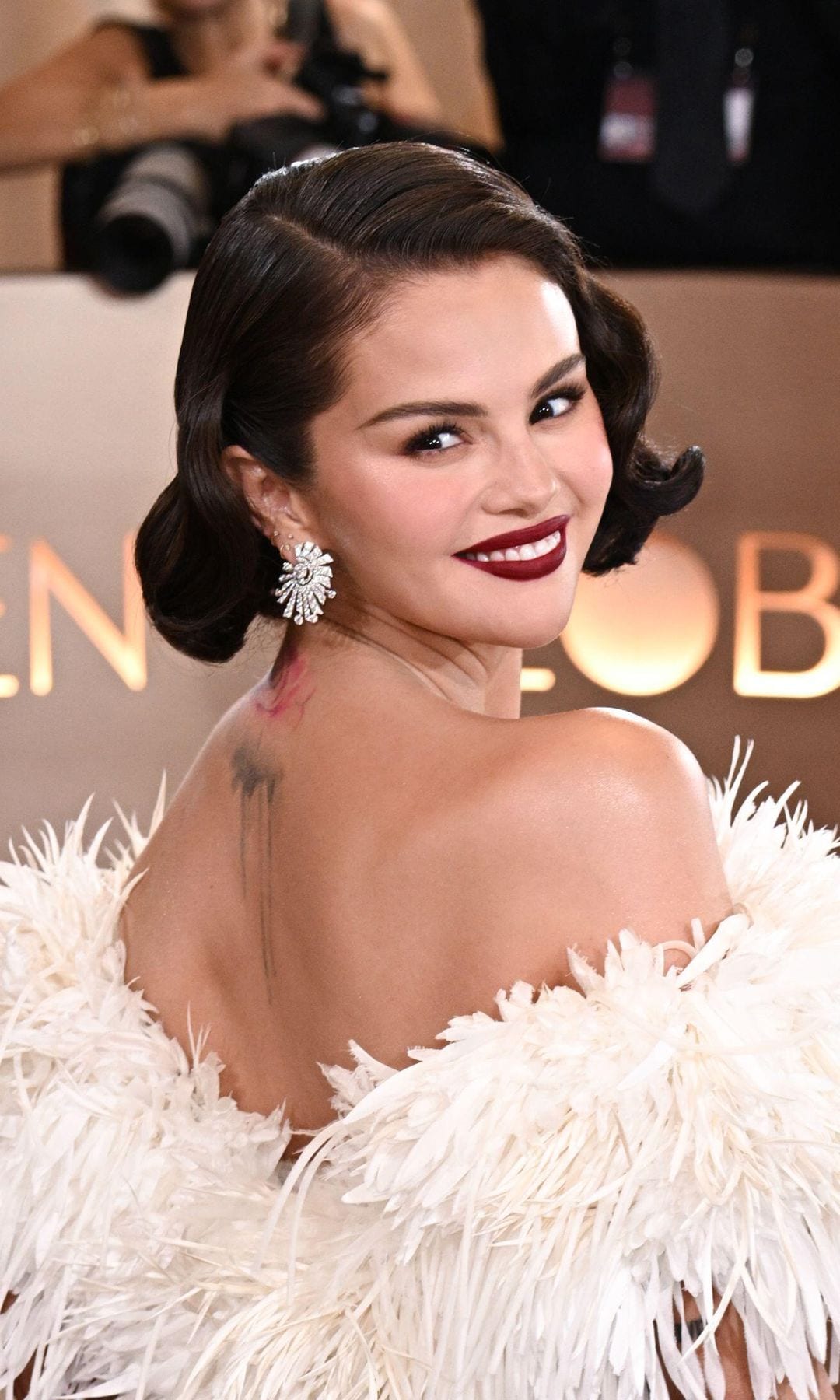 Selena Gomez’s wet-look bob, sultry smoky eye, and bronze nails are winter’s hottest beauty moment