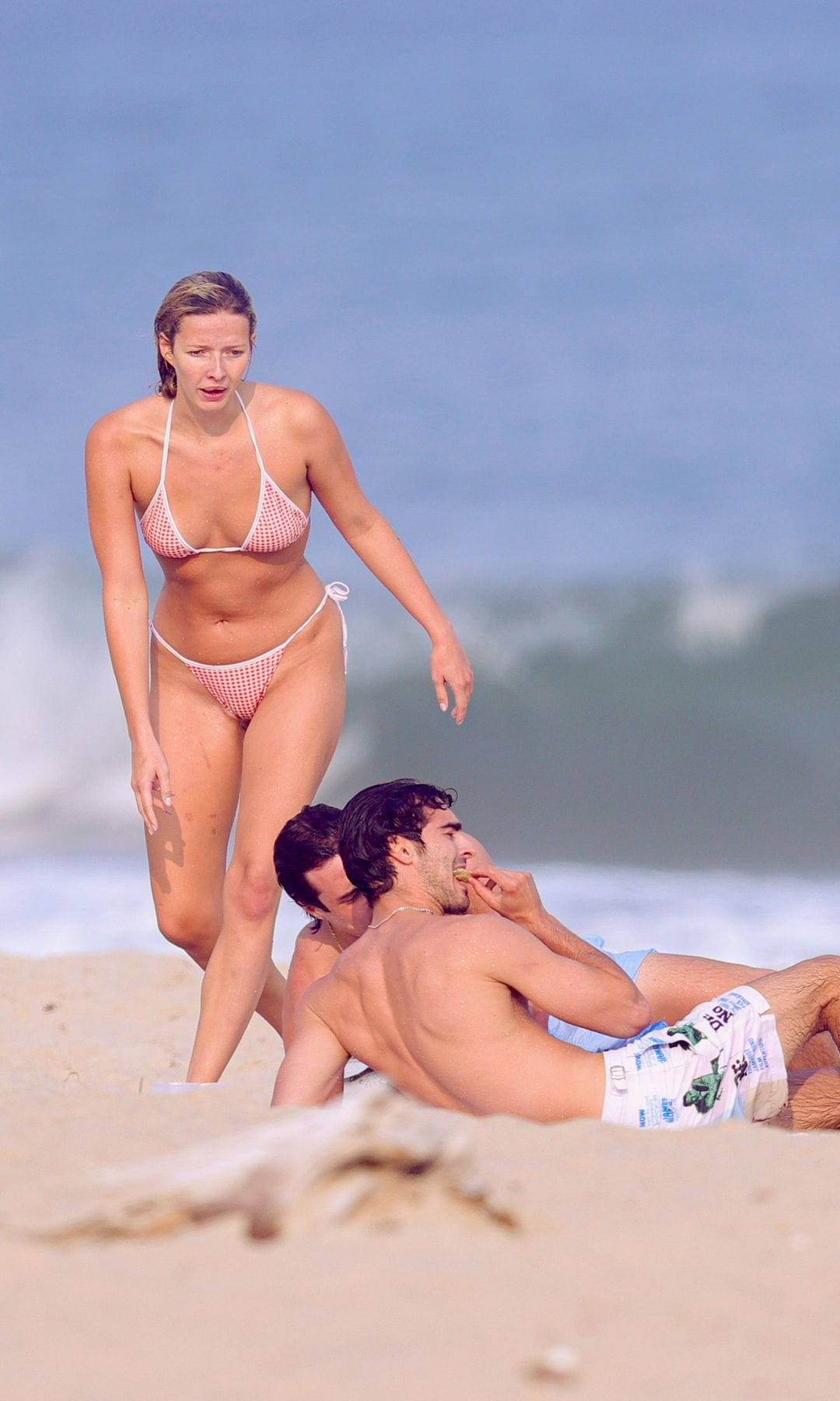 Apple wore a gingham bikini on the beach and was photographed with some friends