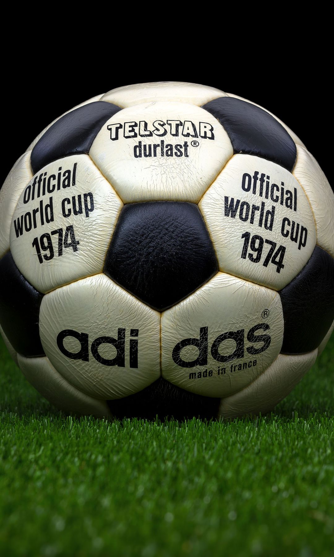 Photo © 2026 REX Features/Shutterstock /The Grosby Group

West Germany, 1974. The Telstar Durlast ball was used in the 1974 FIFA World Cup in West Germany. This image shows only the official match ball from the tournament won by West Germany. The first match was Brazil vs Yugoslavia at Waldstadion in Frankfurt, and the last match was West Germany vs the Netherlands at Olympiastadion in Munich.***La pelota Telstar Durlast fue utilizada en la Copa del Mundo de 1974 en Alemania Occidental. La imagen muestra únicamente la pelota oficial del torneo ganado por Alemania Occidental. El primer partido fue Brasil vs Yugoslavia en el Waldstadion de Fráncfort, y el último partido fue Alemania Occidental vs Países Bajos en el Olympiastadion de Múnich.