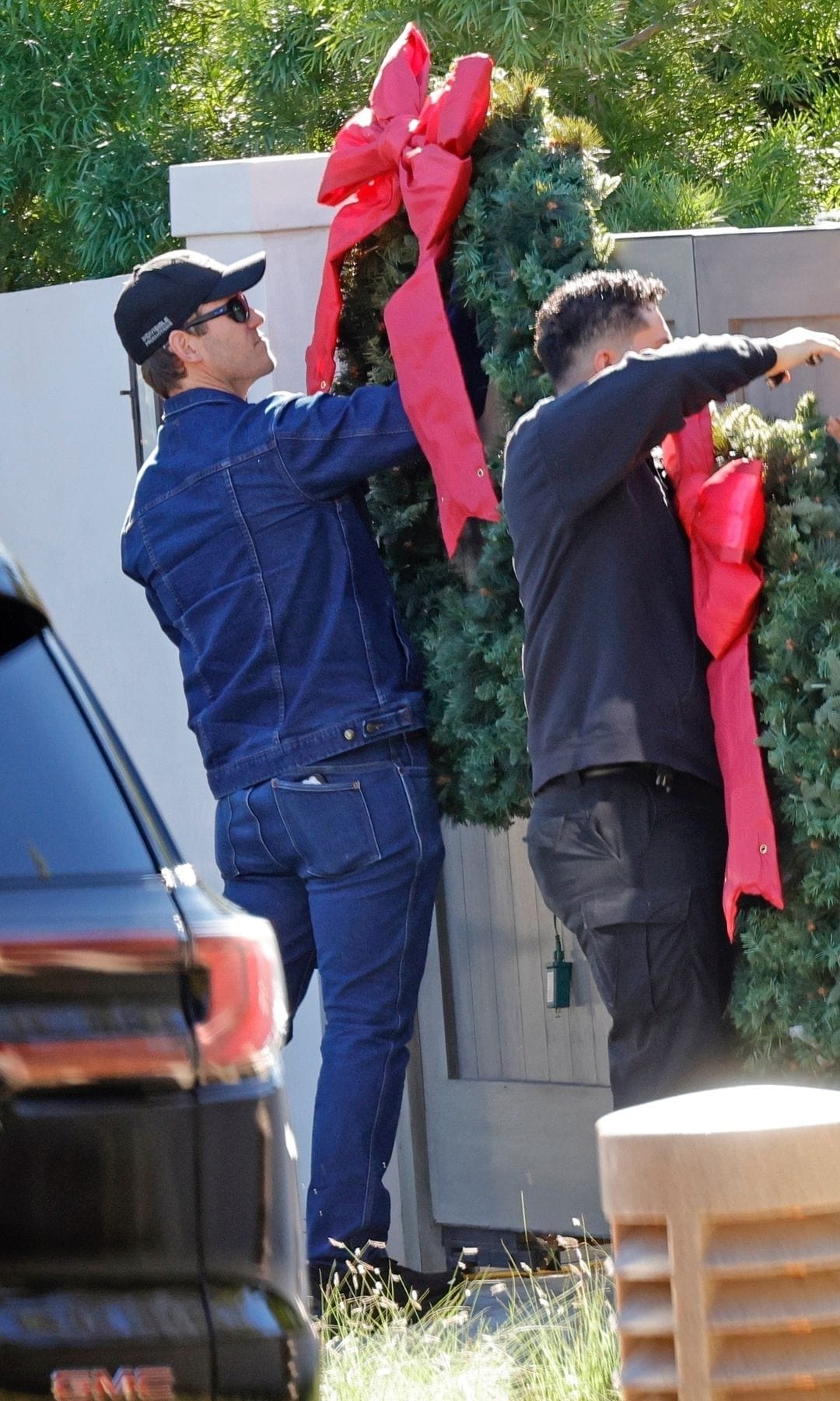 Chris Pratt was spotted hanging some giant wreaths earlier this week