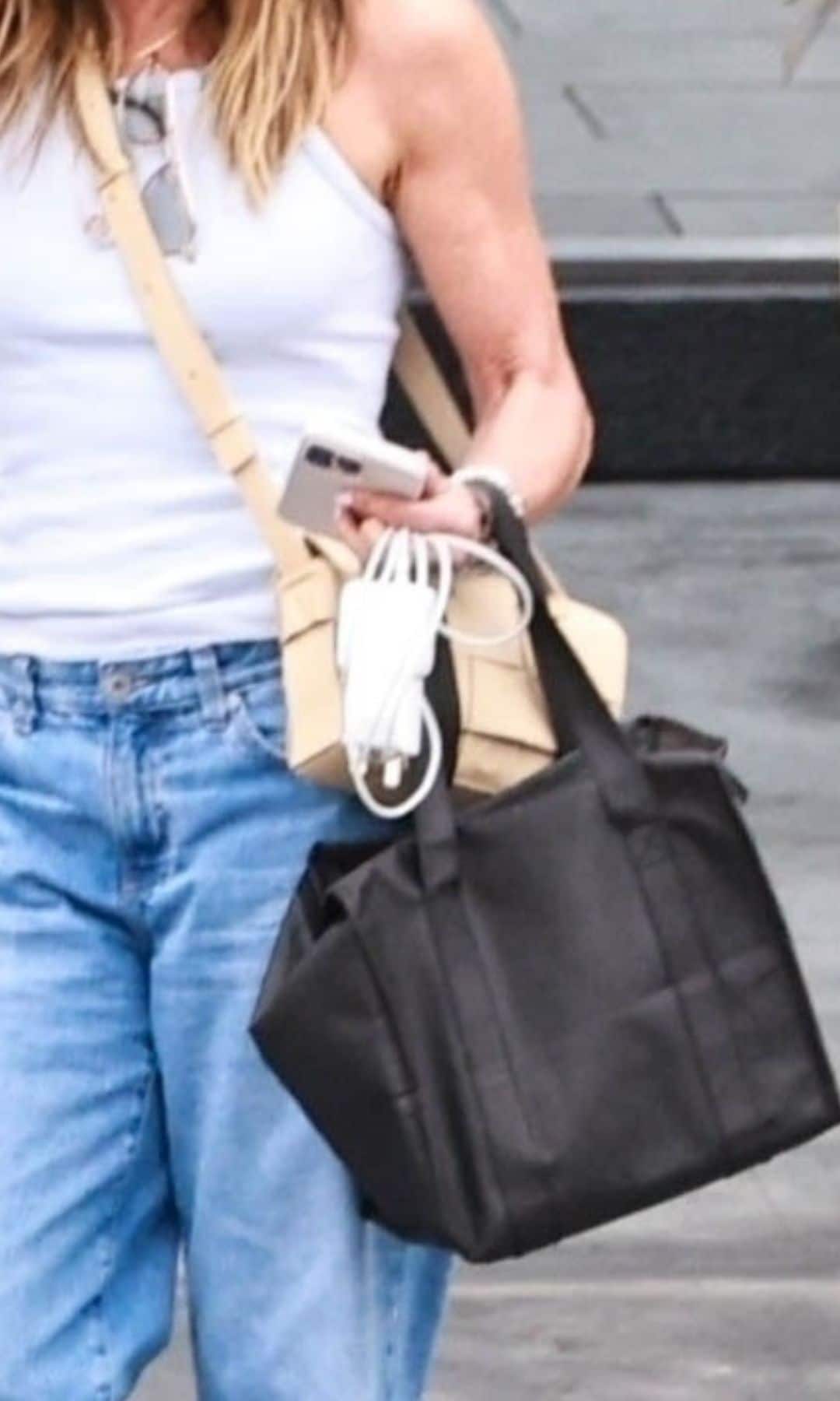 Jennifer Anniston's Travel Look