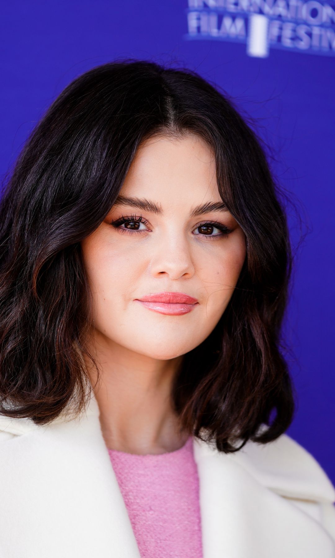 5 medium-length layered haircuts that stylists swear by