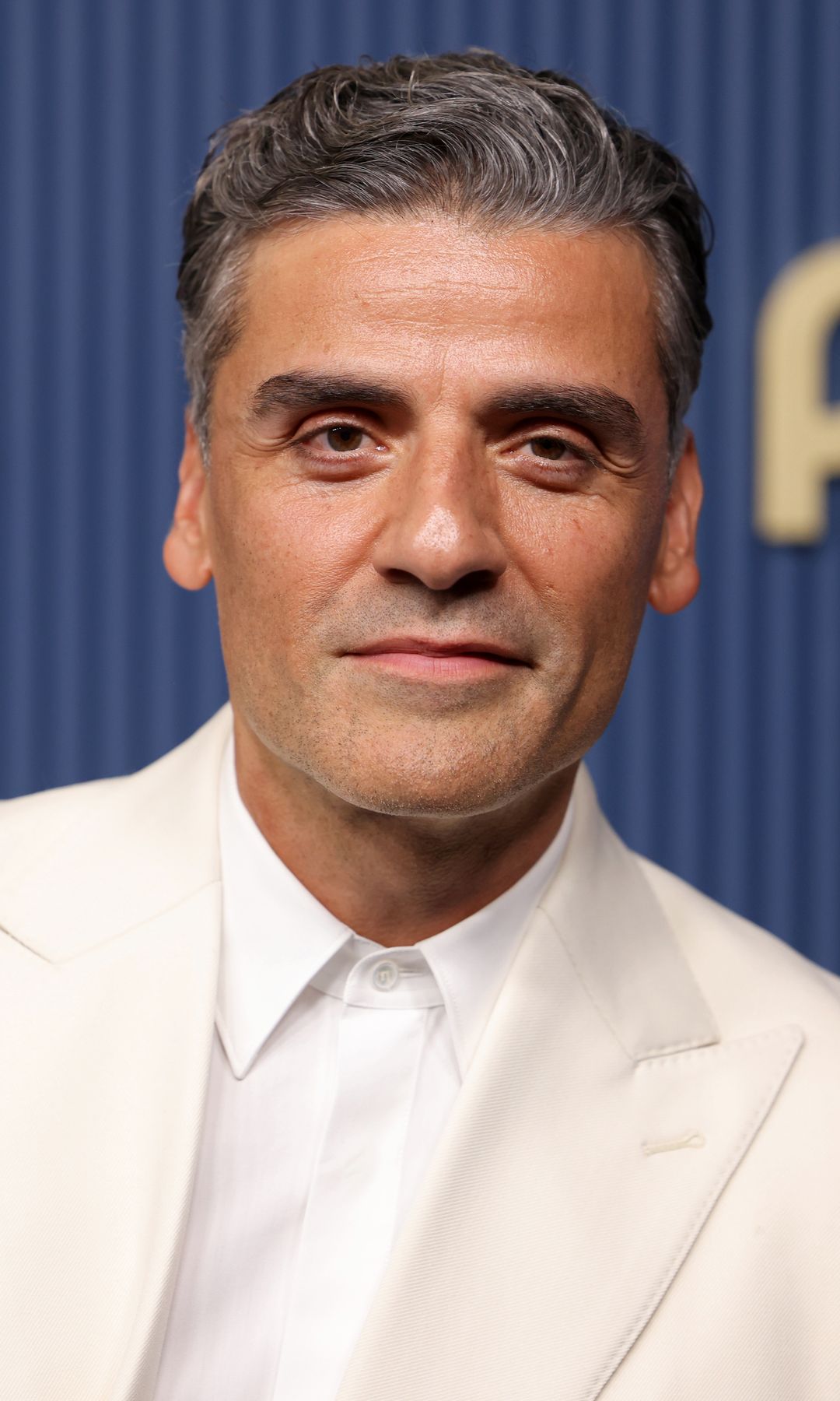 Oscar Isaac’s Emmys look gives rich, relaxed leading-man energy