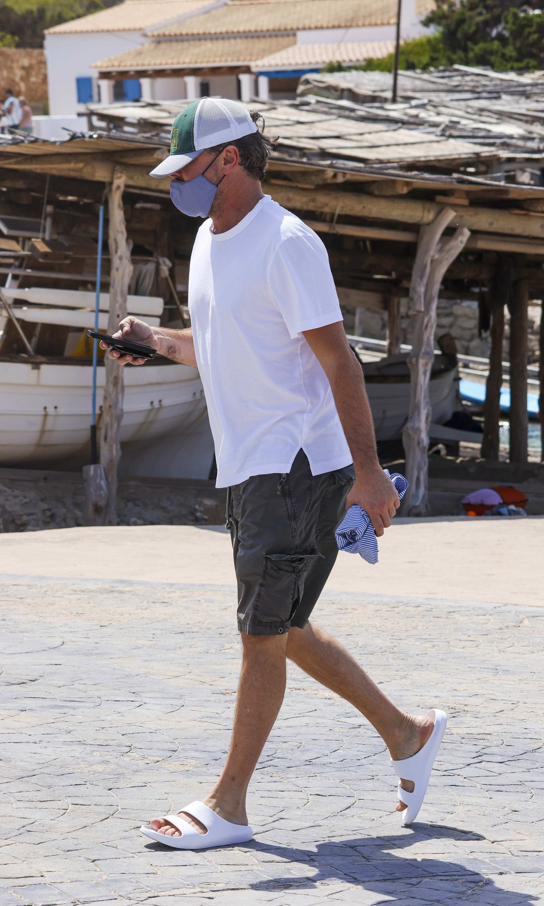 DiCaprio was photographed wearing a face mask, preventing the paparazzi from capturing his face