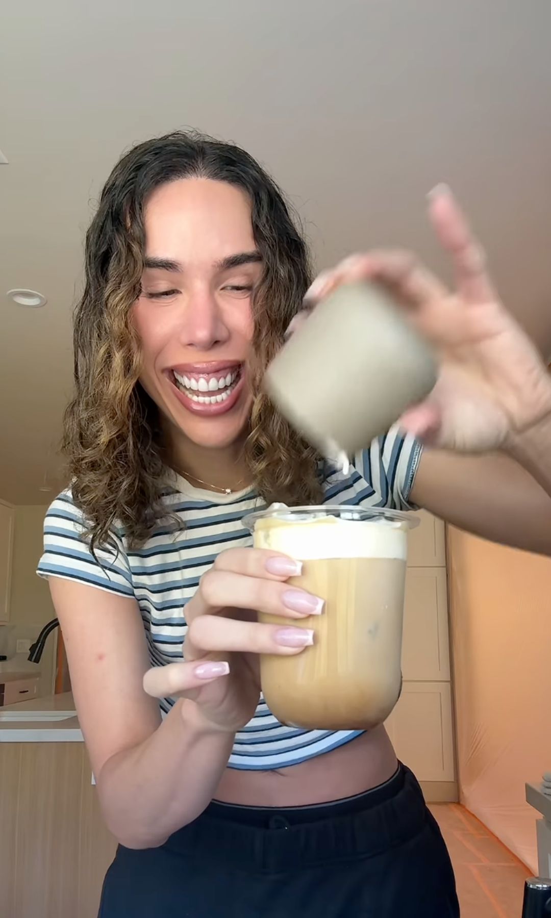 Kylie Jenner’s makeup artist Ariel Tejada makes her a salted maple latte with vanilla cream. Here’s what’s in the celebrity coffee recipe.