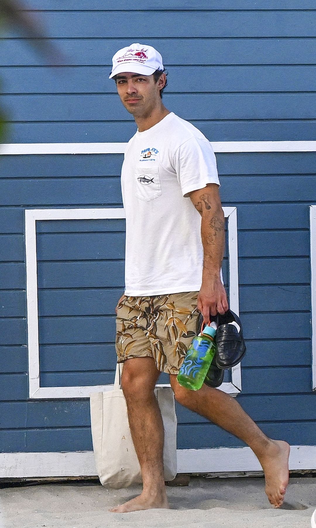 Jonas had the perfect beach outfit for the occasion