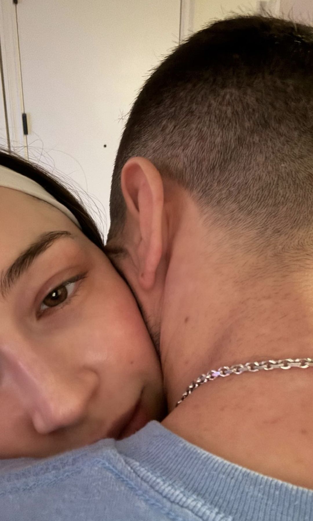 Ella también compartió algunas fotos lindas de sí misma y Davidson.