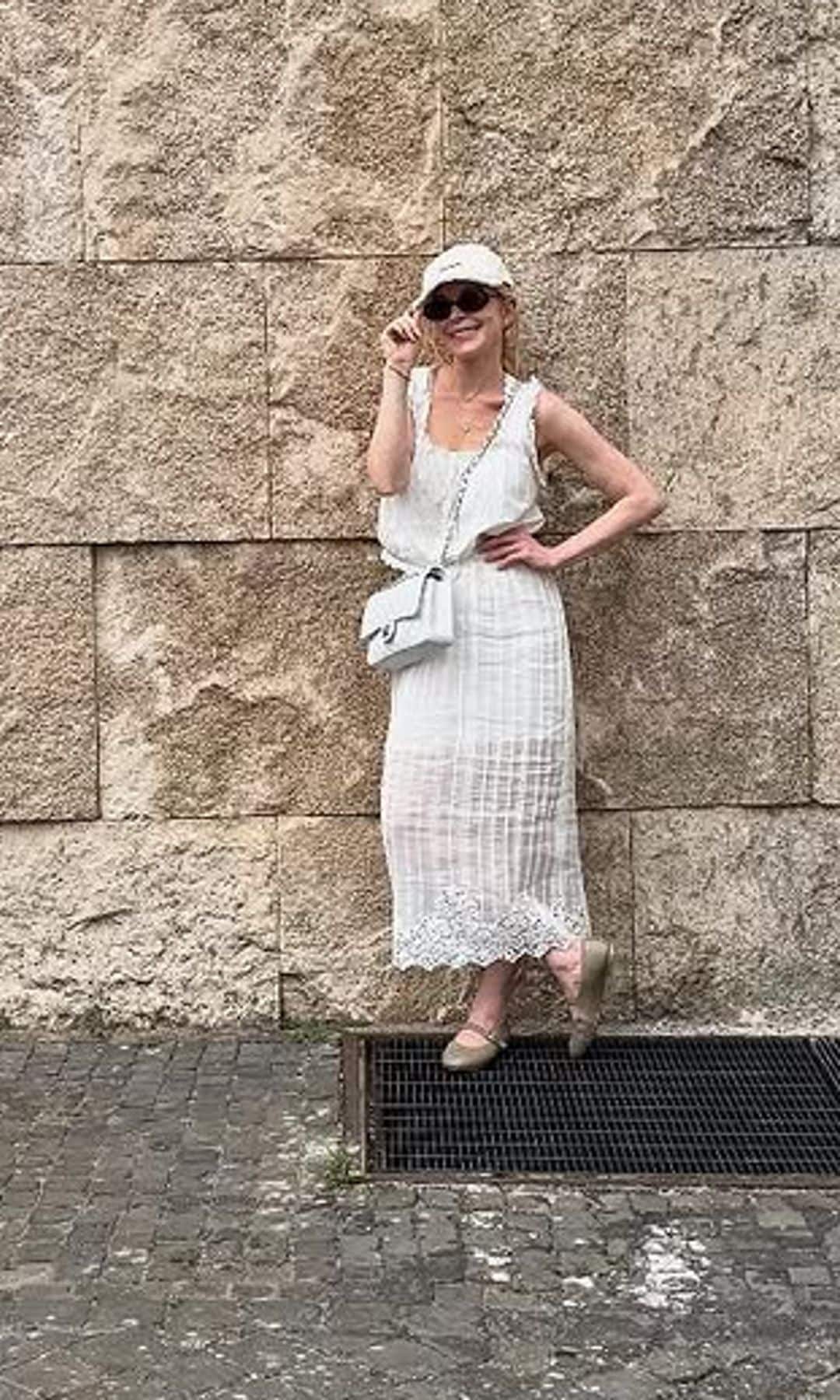 Lindsay Lohan makeup-free being a tourist in Italy