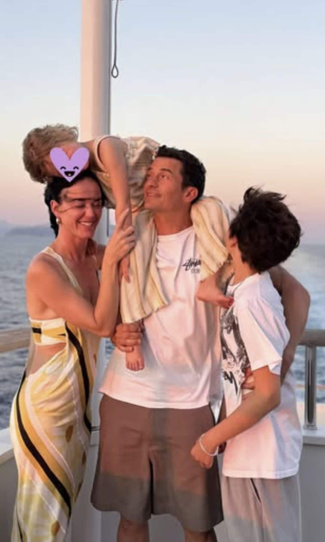 Bloom alongside Perry and his kids, Daisy and Flynn