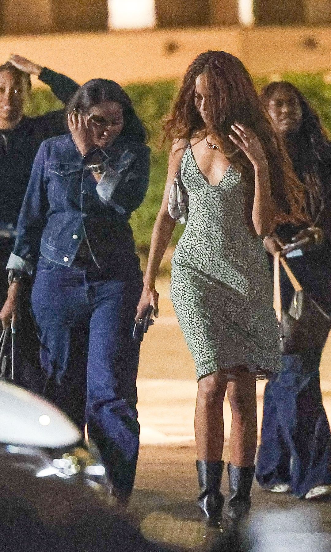 Sasha and Malia Obama were spotted grabbing some dinner with their mom, Michelle Obama