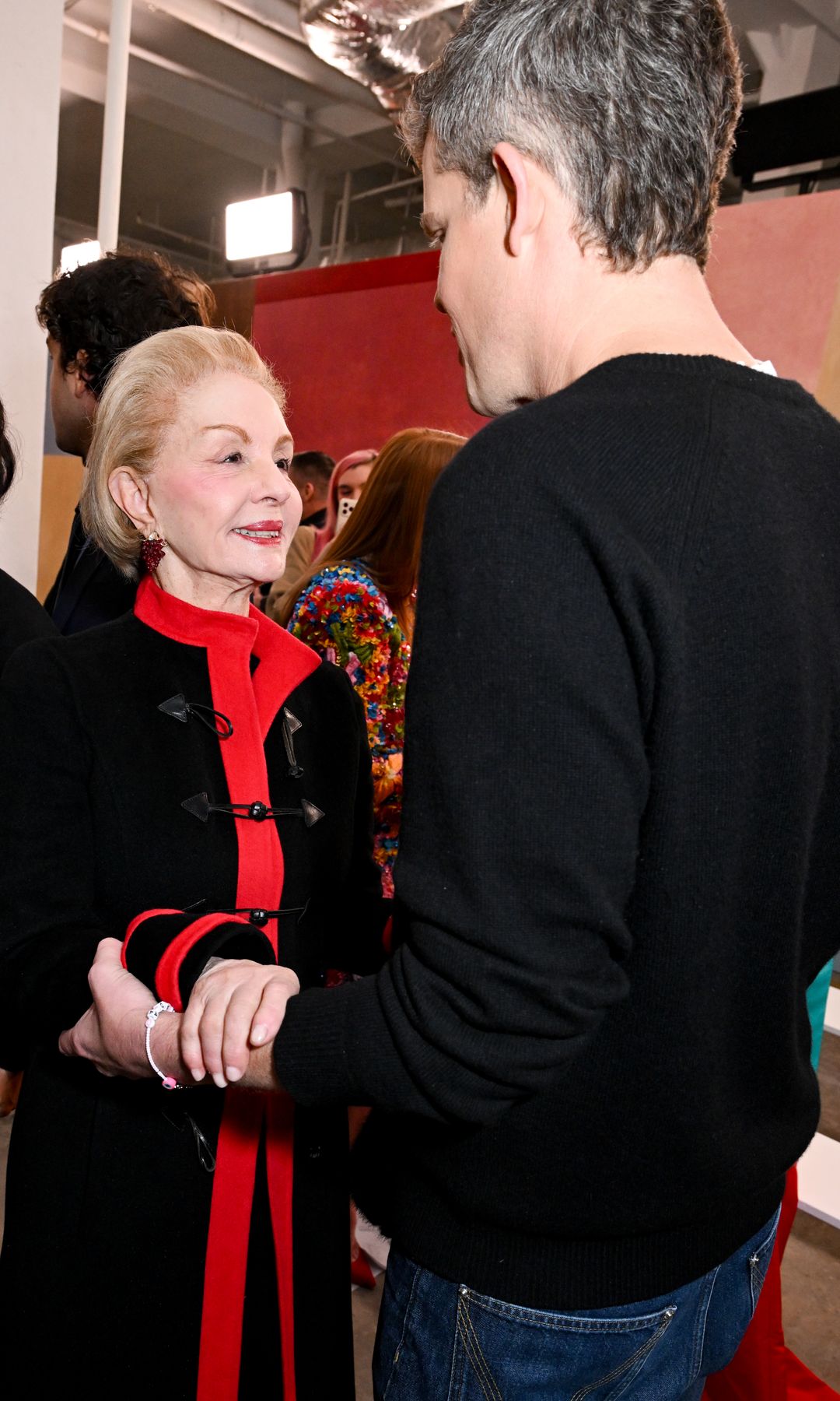 【WES GORDON】BLACK V-neck ette SHIRT Wes Gordon Honors Carolina Herrera's 1980s Glamour in Fall 2026