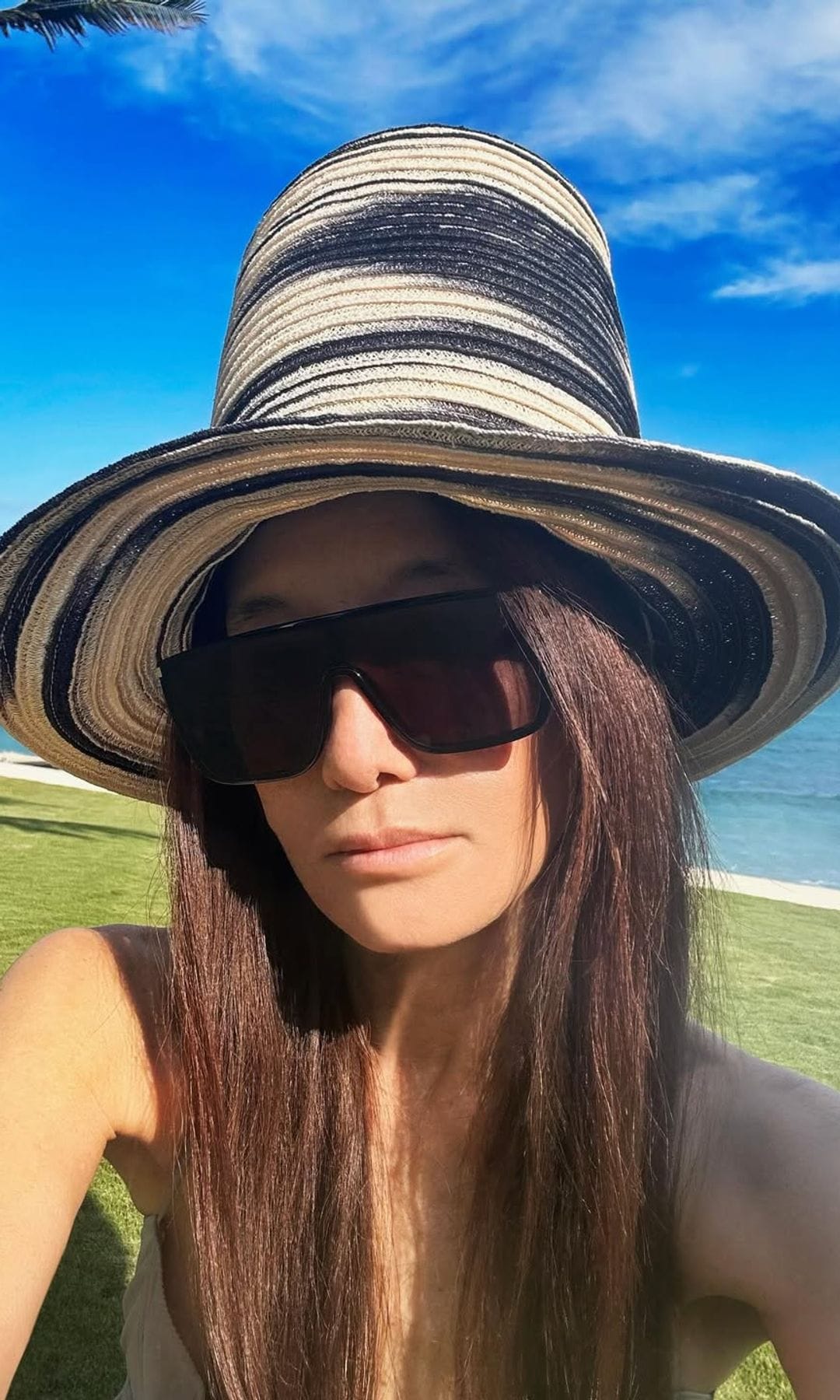 Vera Wang, 76, stuns in glamorous Christmas photos, fans say she’s aging backwards