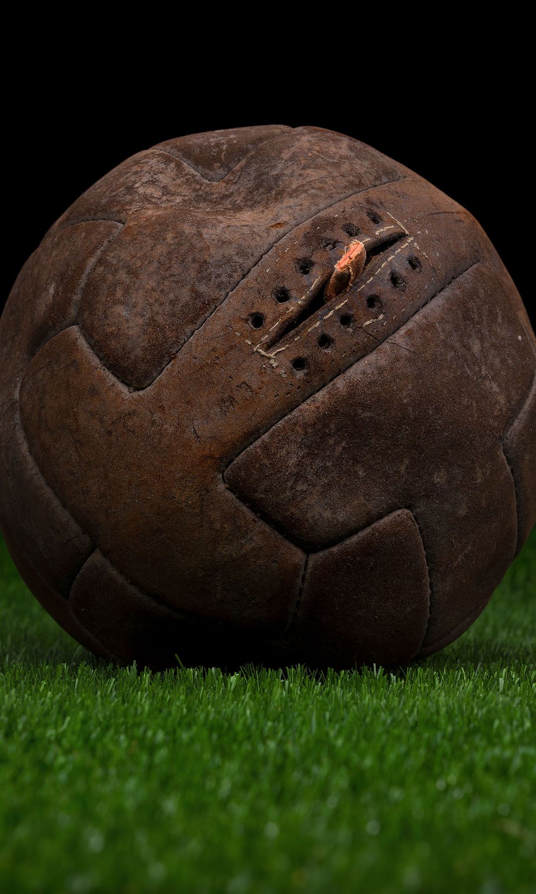 Photo © 2026 REX Features/Shutterstock /The Grosby Group

Montevideo, 1930. The T-Model ball, also known as Modelo T or Tiento, was used in the 1930 FIFA World Cup in Uruguay. This ball is shown on its own and is identified with the tournament won by Uruguay. The first matches of the competition were played simultaneously at Estadio Pocitos and Parque Central in Montevideo, and the last match was played at Estadio Centenario, Montevideo.***La pelota T-Model, también conocida como Modelo T o Tiento, fue utilizada en la Copa del Mundo de 1930 en Uruguay. La imagen muestra únicamente la pelota y la identifica con el torneo ganado por Uruguay. Los primeros partidos de la competencia se jugaron en simultáneo en el Estadio Pocitos y en Parque Central de Montevideo, y el último partido se disputó en el Estadio Centenario.