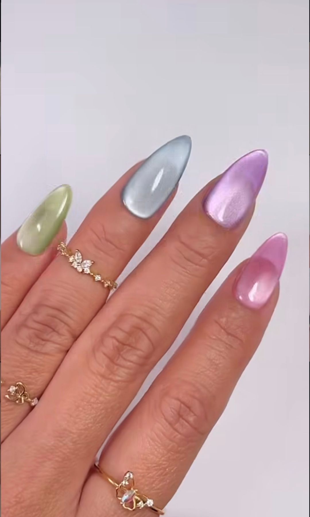Sea glass nails are the latest manicure trend inspired by frosted beach treasures. Discover why this soft, translucent nail look is becoming a summer beauty favorite.
Summary: Sea glass nails are emerging as one of the most sought-after manicure trends for summer, combining frosted finishes, translucent colors, and beach-inspired beauty for an effortlessly chic look.
