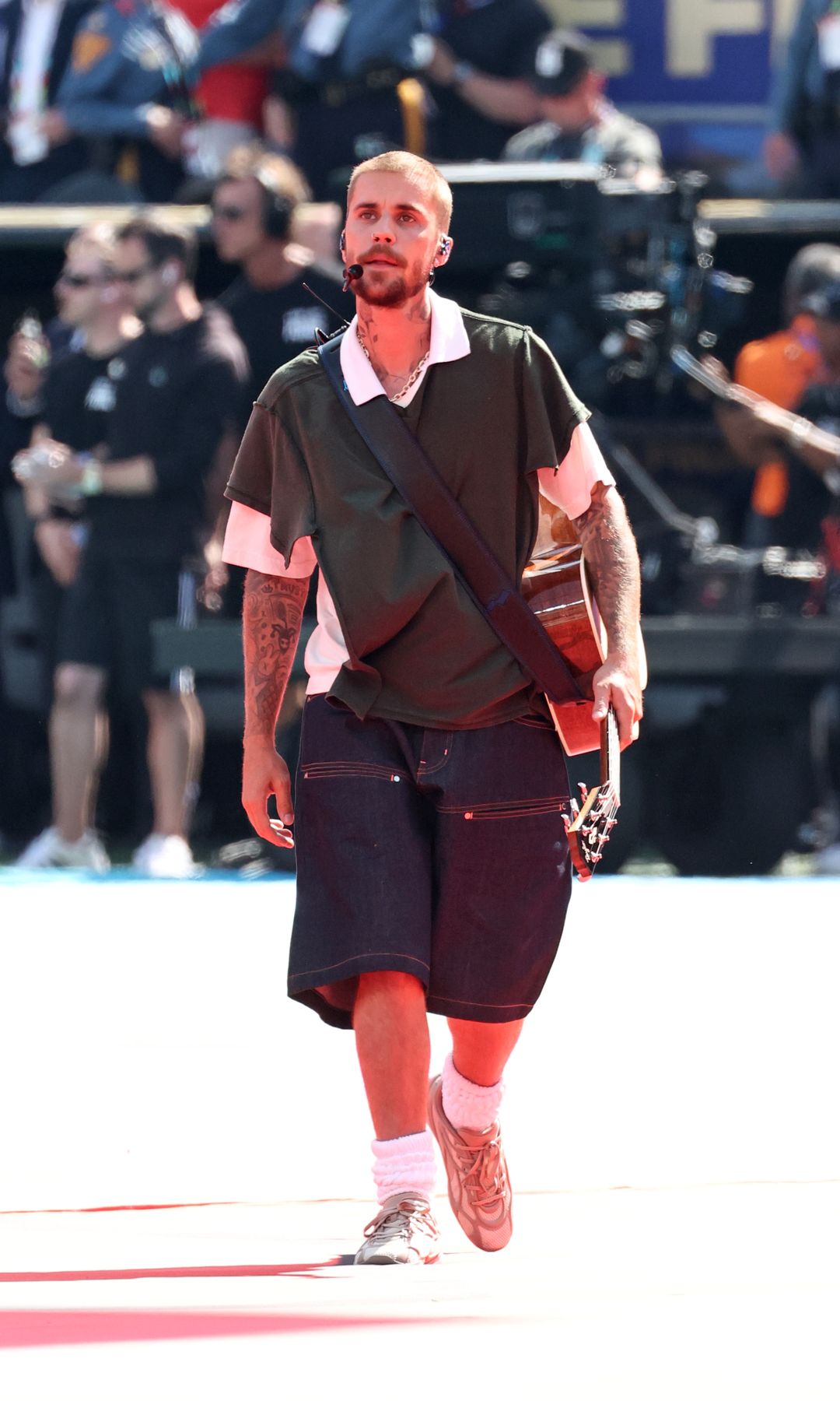 Justin Bieber followed with a stripped-down, emotional version of his 2025 track “Everything Hallelujah,” featuring new lyrics written for the World Cup.
