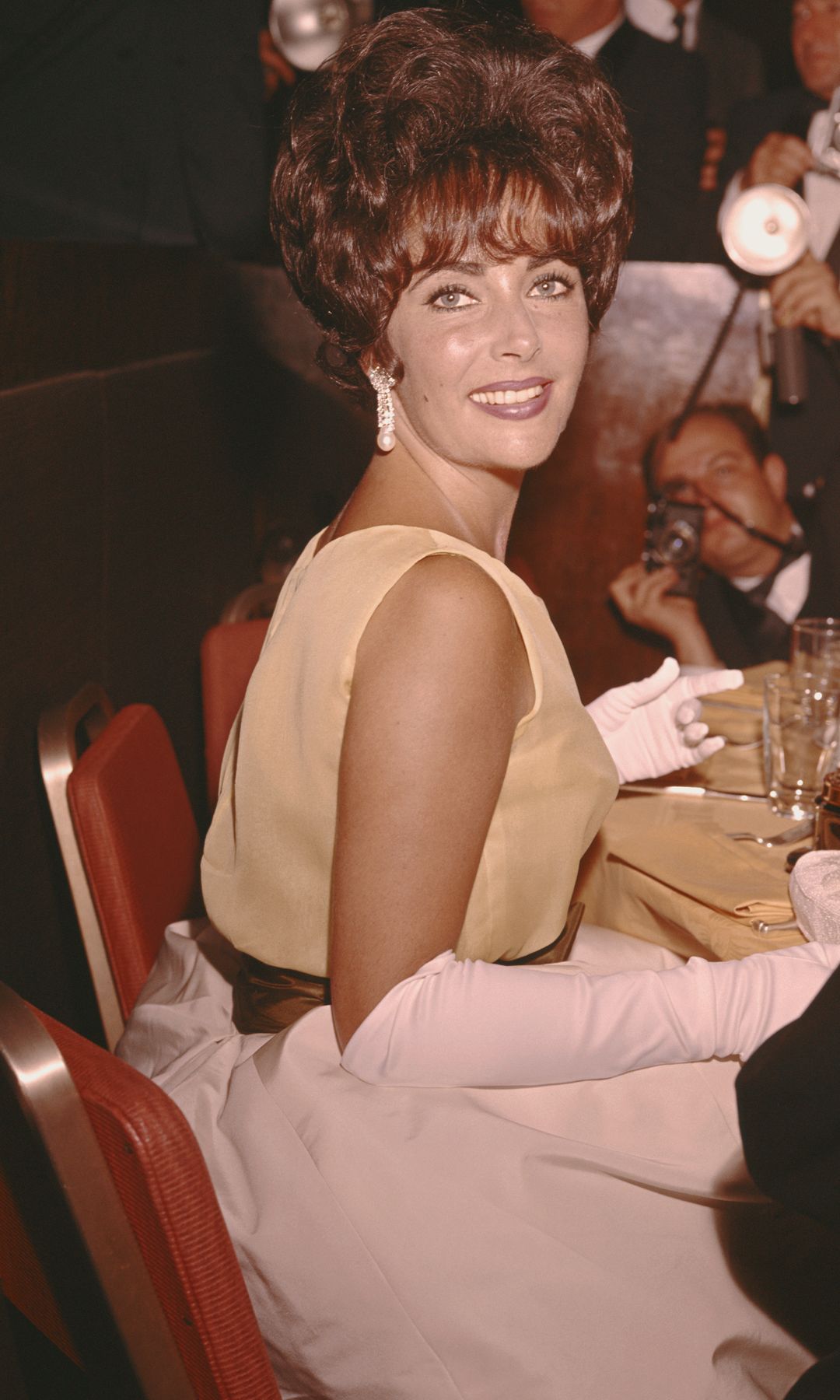 Elizabeth Taylor (1932 - 2011), with her Oscar for Best Actress in 'Butterfield 8', at the 33rd Academy Awards