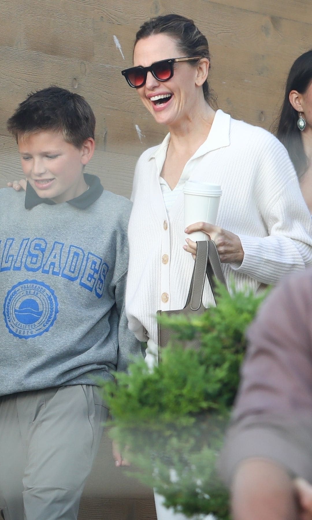 Garner was photographed with her kids, Sam and Violet
