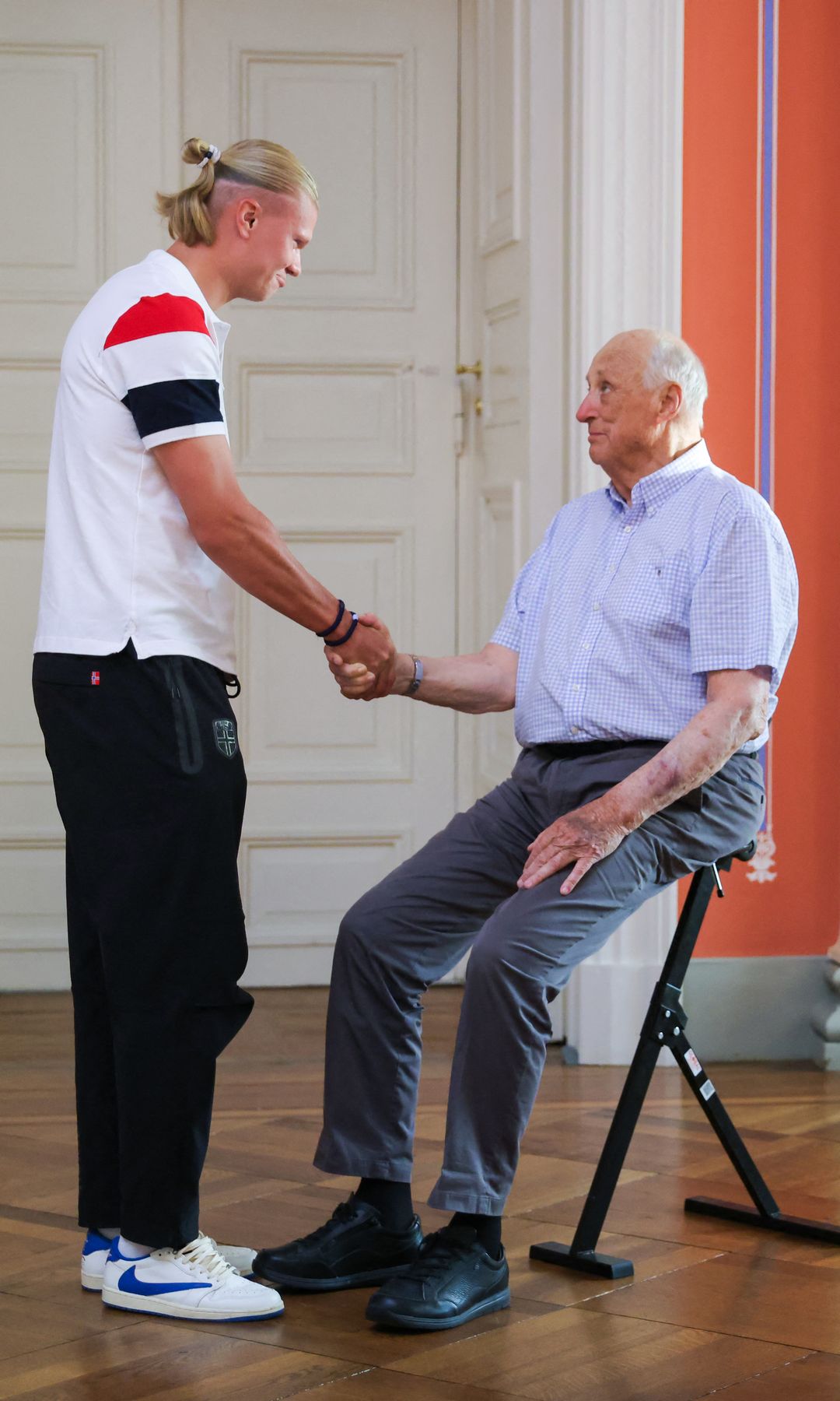 King Harald V welcomed members of Norway’s national soccer team to the Royal Palace.
