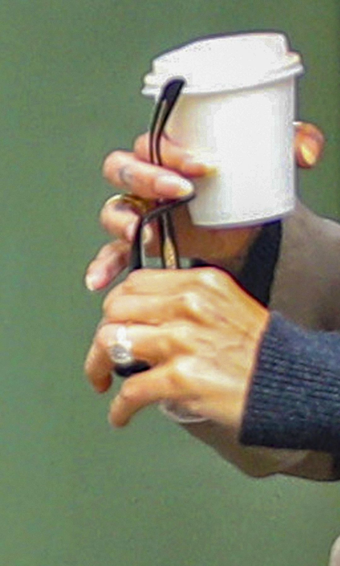 Zoë wore a casual outfit accessorized with a hat featuring the word KISS and a noticeable diamond ring