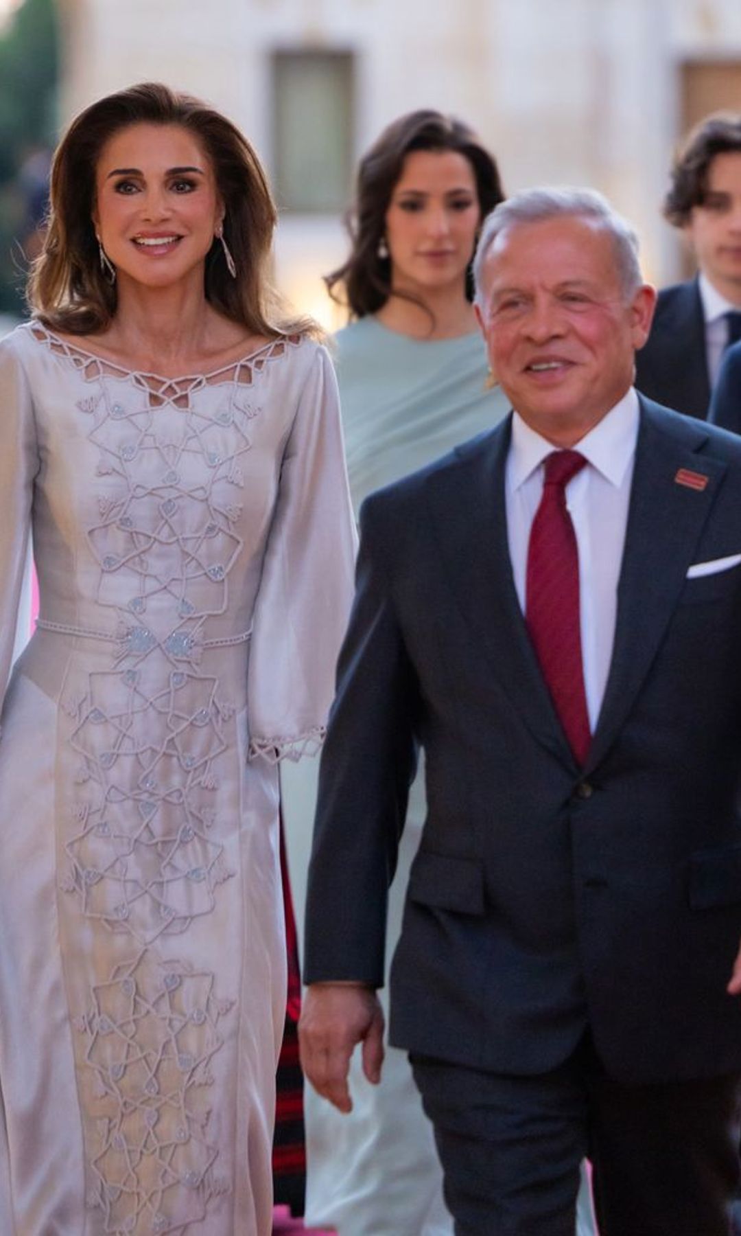 El rey Abdullah y la reina Rania comparten un momento de alegría con sus hijos en la recepción posterior a la ceremonia.