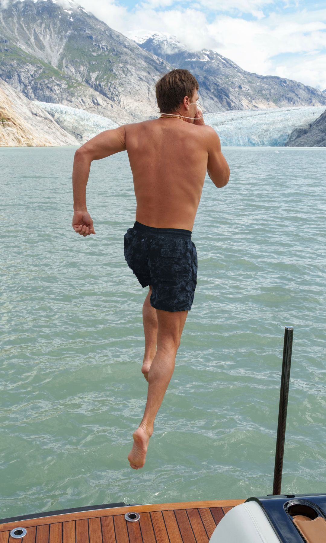 Brady showed off his muscles in Alaska