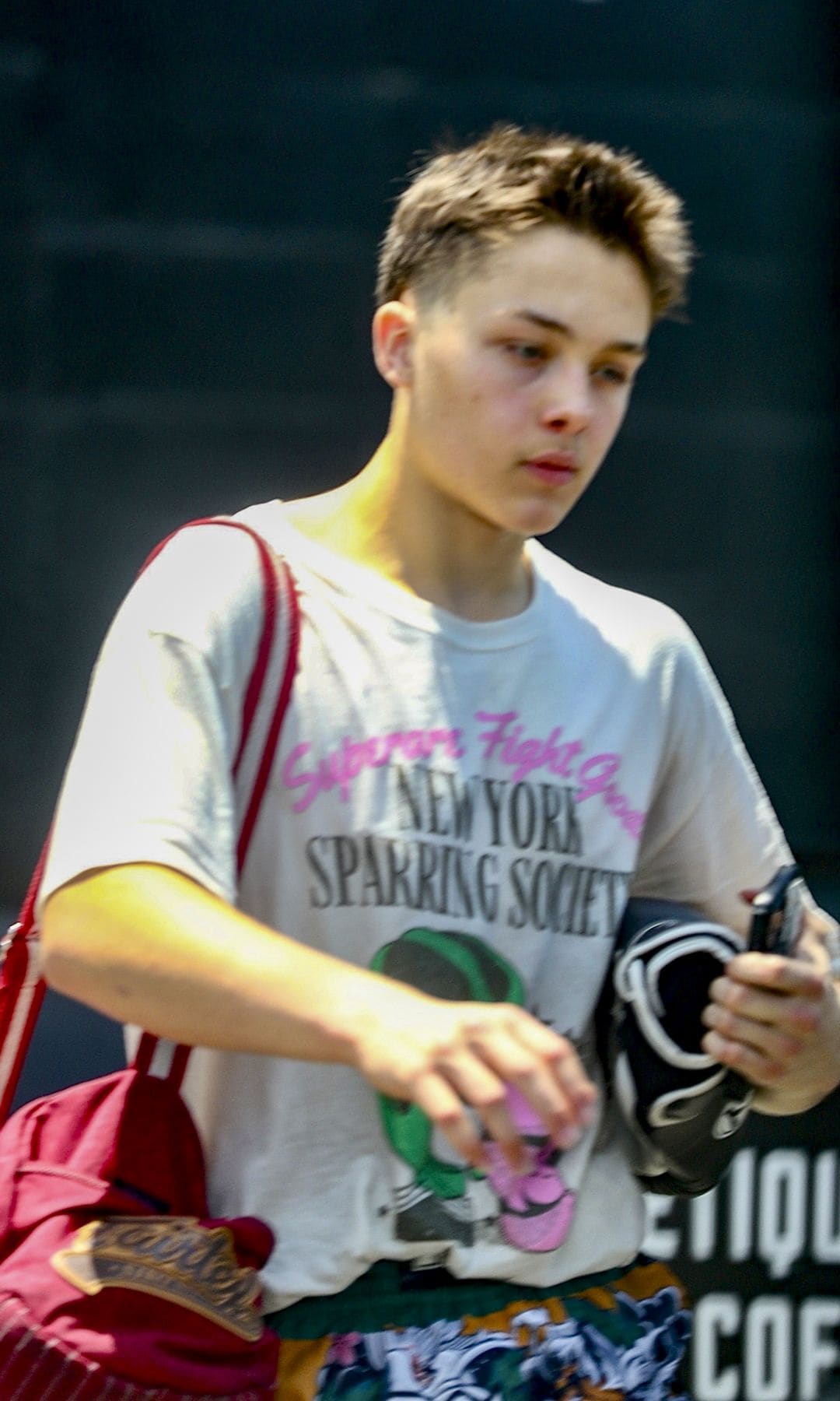 Knox was photographed throughout his Muay Thai lesson, showing off his best Brad Pitt impression