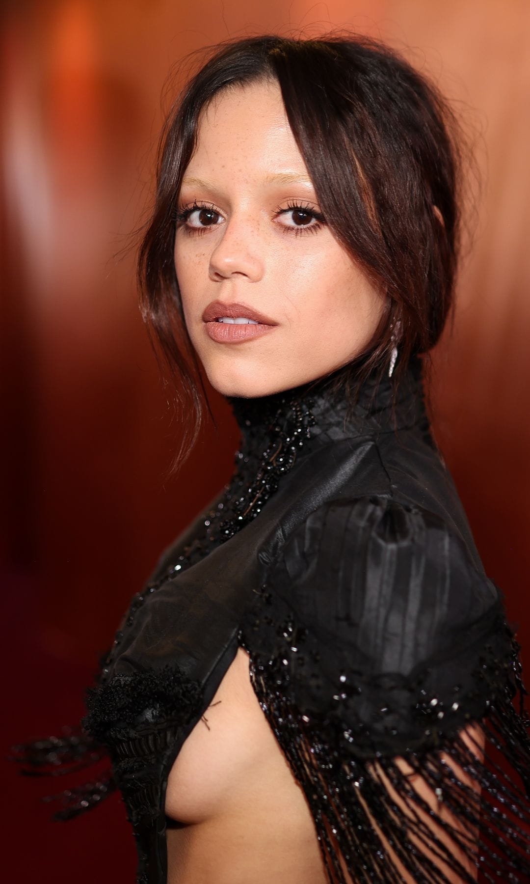 Jenna Ortega owns the 2026 Golden Globes with a daring, Catrina-inspired silhouette