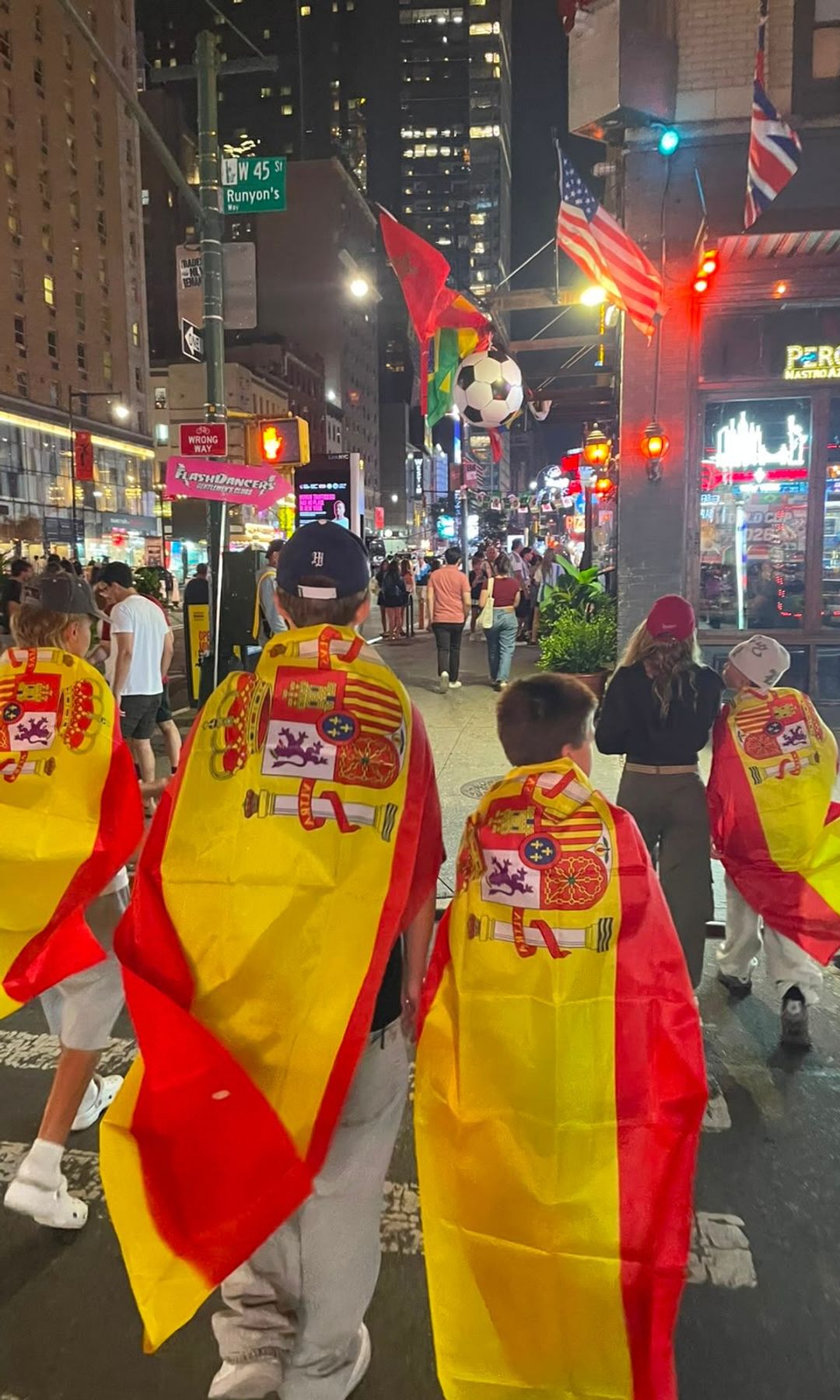 Elsa Pataky and her kids celebrated from Times Square