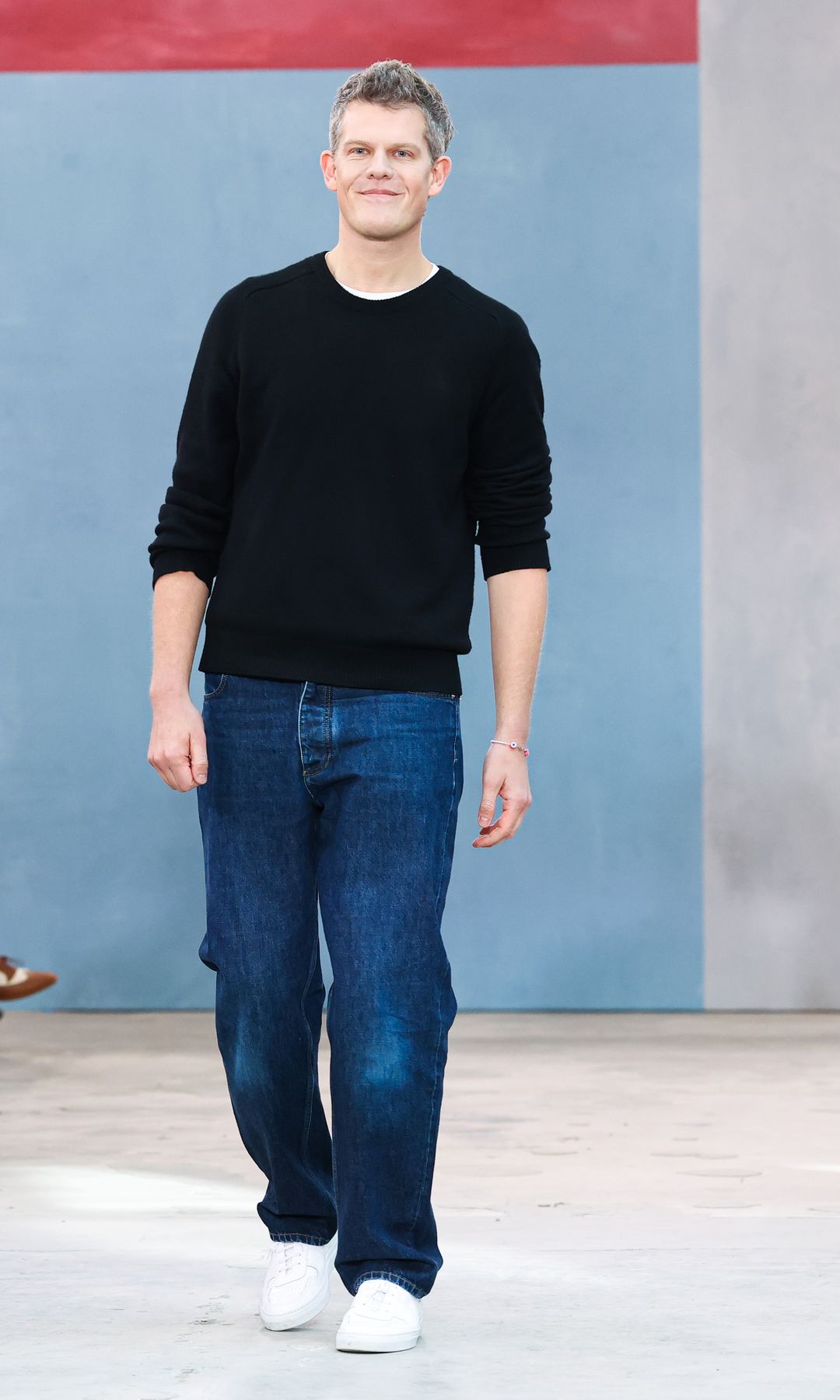 【WES GORDON】BLACK V-neck ette SHIRT Wes Gordon Honors Carolina Herrera's 1980s Glamour in Fall 2026