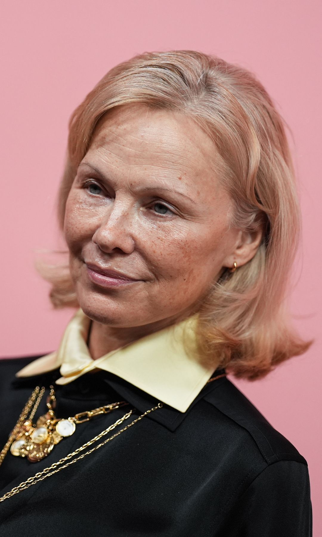 Pamela Anderson's new bold haircut might be the It style of the season [PHOTOS]