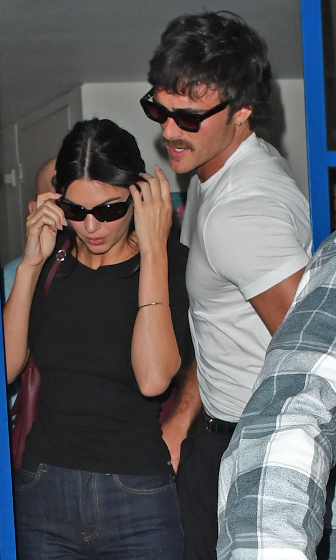 Photo © 2026 Splash News/The Grosby Group
PREMIUM EXCLUSIVE
Hammersmith, west London, Date not provided , Year not provided Jacob Elordi and Kendall Jenner left a dinner date at the River Cafe, with Elordi placing his hand on Jenners derriere as they walked out. The couples outing follows their reported Coachella debut earlier this year and another recent London date night where they were seen holding hands. The Michelin-starred Italian restaurant has also previously hosted Jenners sister Kim Kardashian.***Jacob Elordi y Kendall Jenner salieron de una cena en el River Cafe, donde Elordi colocó la mano sobre el trasero de Jenner mientras abandonaban el restaurante. La salida se produce después de su reportado debut como pareja en Coachella y de otra reciente cita nocturna en Londres en la que fueron vistos tomados de la mano. El restaurante italiano con estrella Michelin también ha recibido anteriormente a Kim Kardashian, hermana de Jenner.