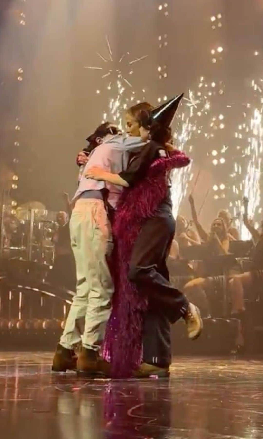 Jennifer Lopez’s Twins Emme and Max Share Heartfelt Onstage Moment in Las Vegas