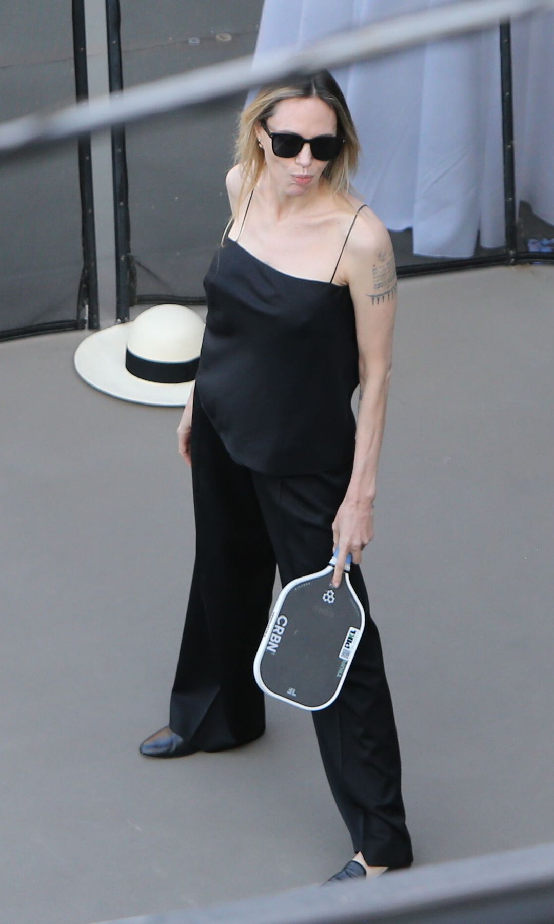 At one point, Jolie threw her wide-brimmed hat to the court