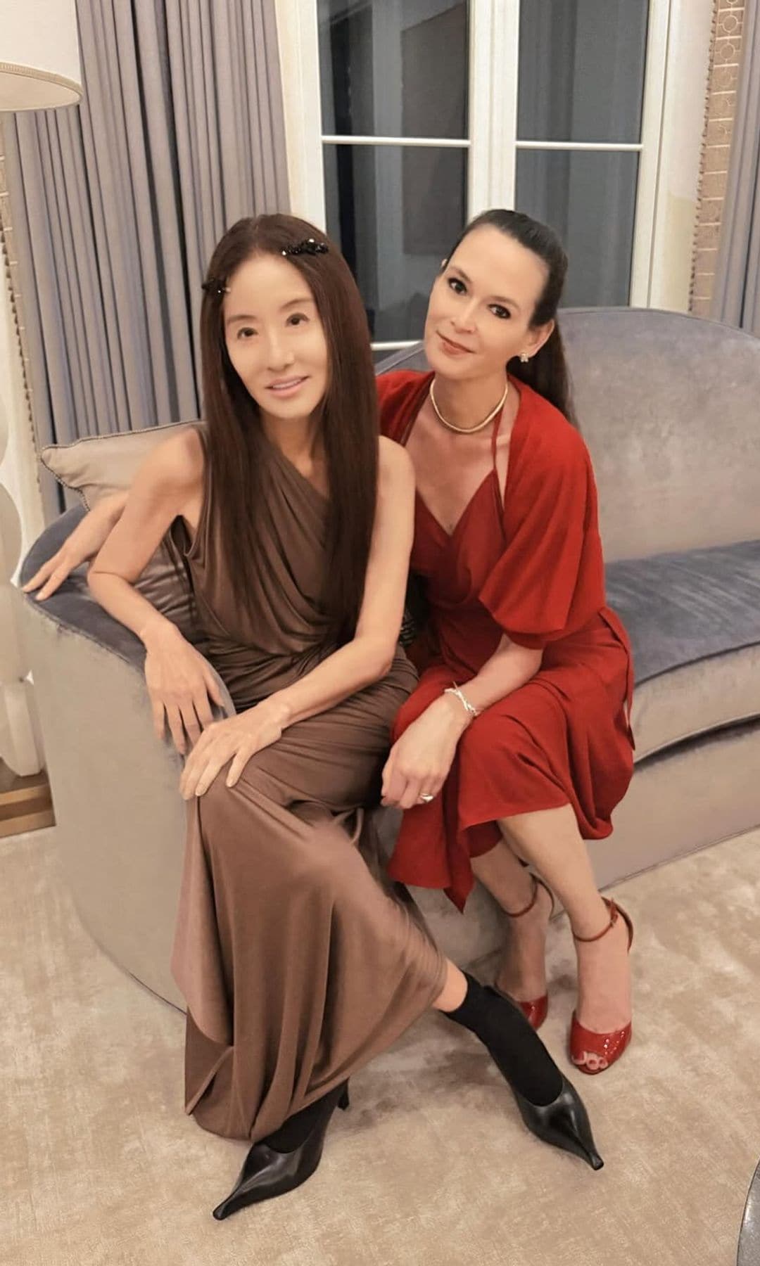 Vera Wang, 76, appears to age backwards in glamorous Christmas photos