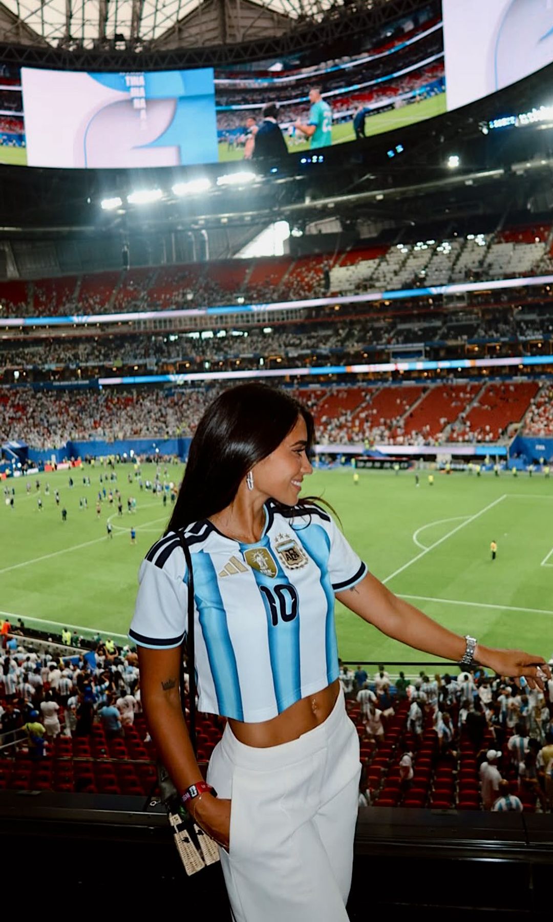 Roccuzzo wore jMessi's number on her back