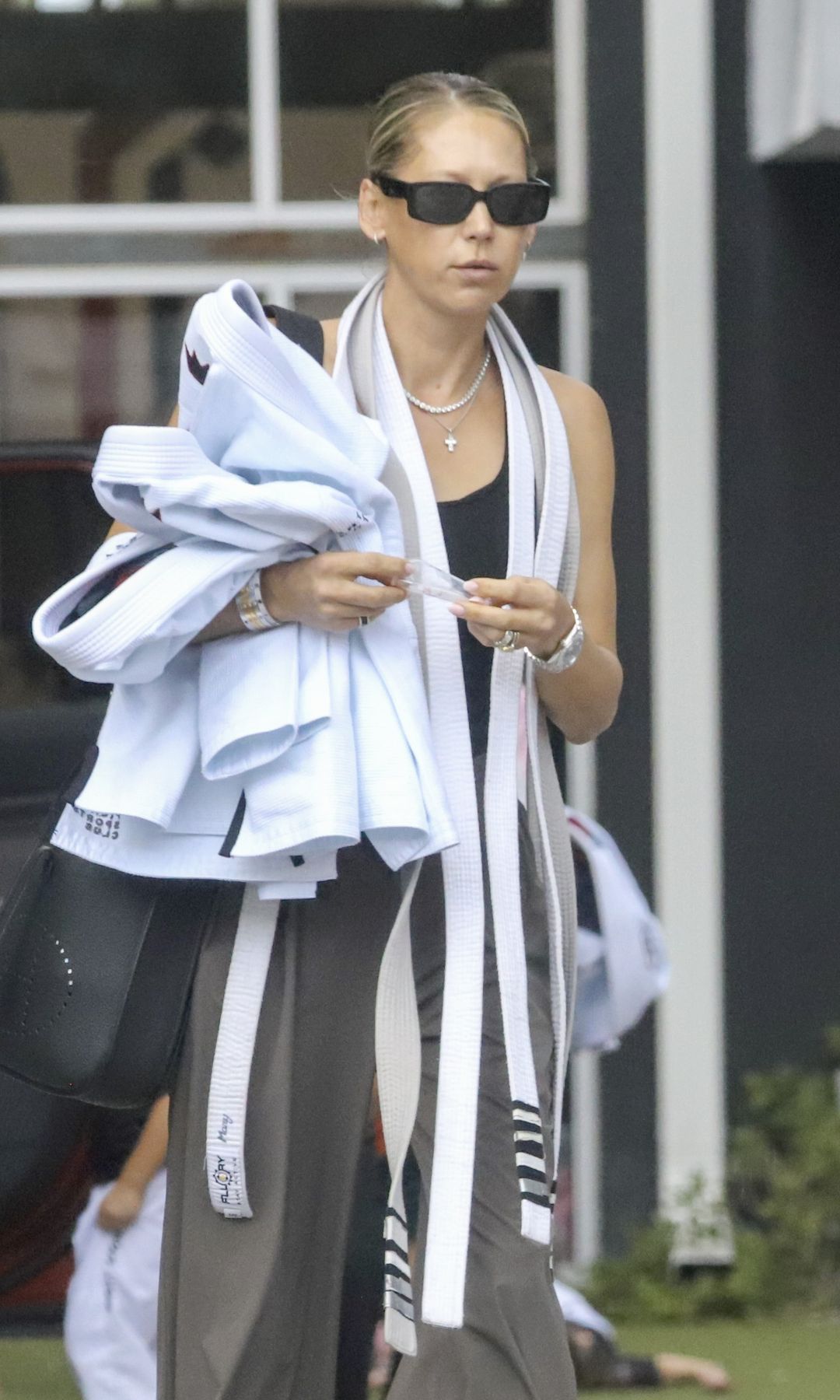 Kournikova opted for a comfortable outfit made up of roomy pants and a tight black top