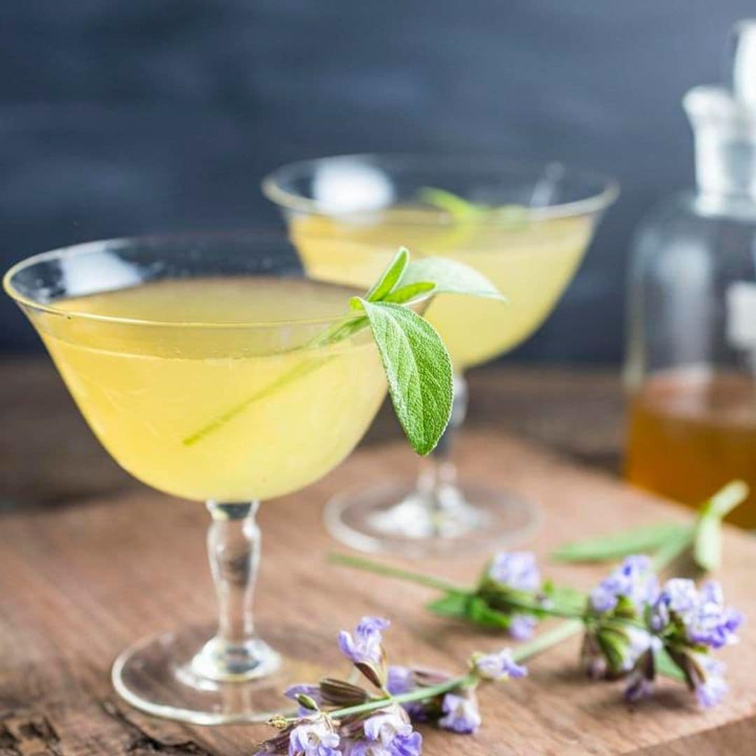 Friendsgiving cocktails recipes to make your holiday toasts memorable