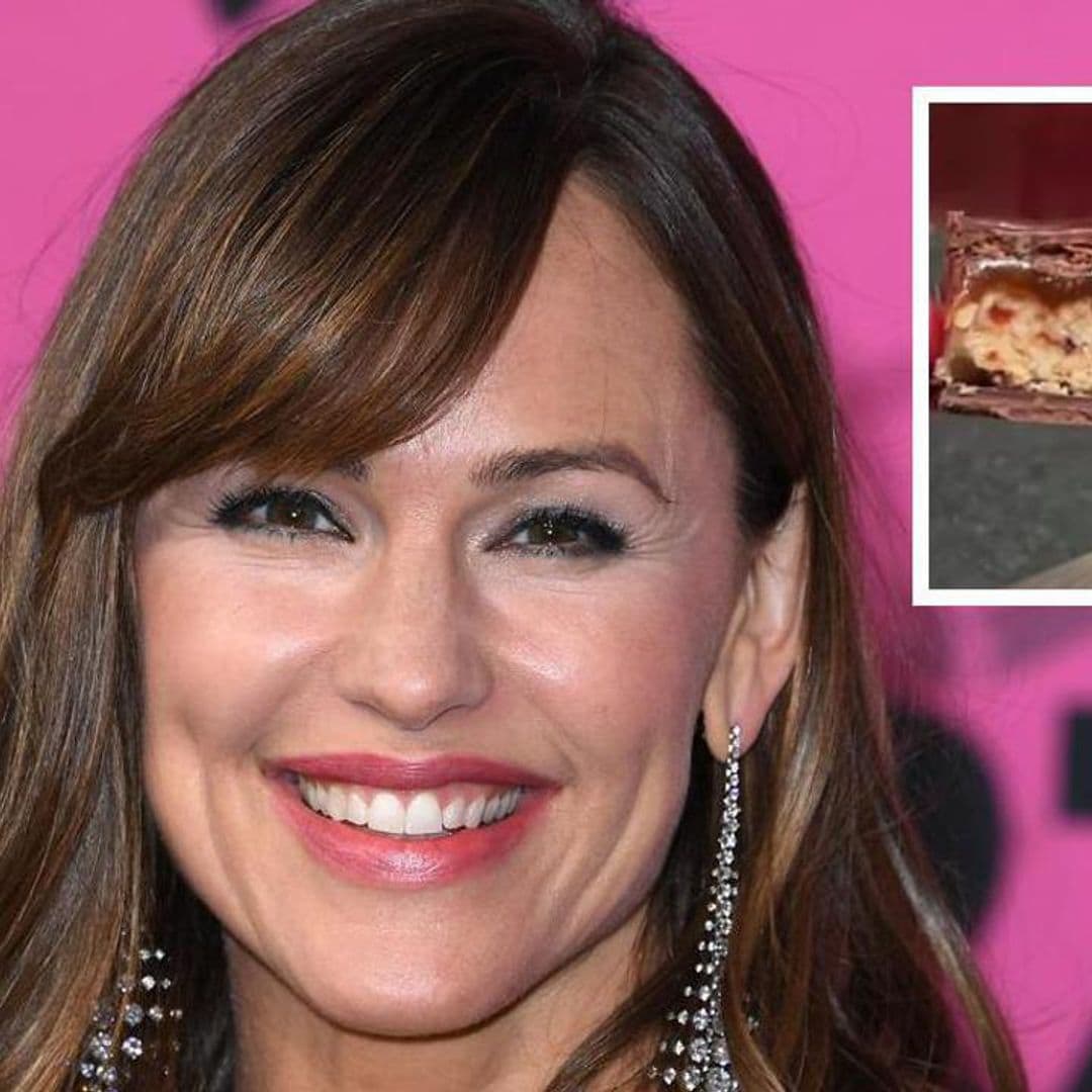 Jennifer Garner makes homemade snickers before skipping the Oscars