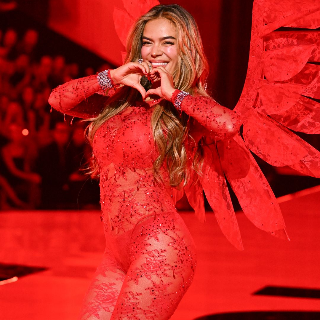 Karol G se apodera de la pasarela y se convierte en un ángel de Victoria's Secret