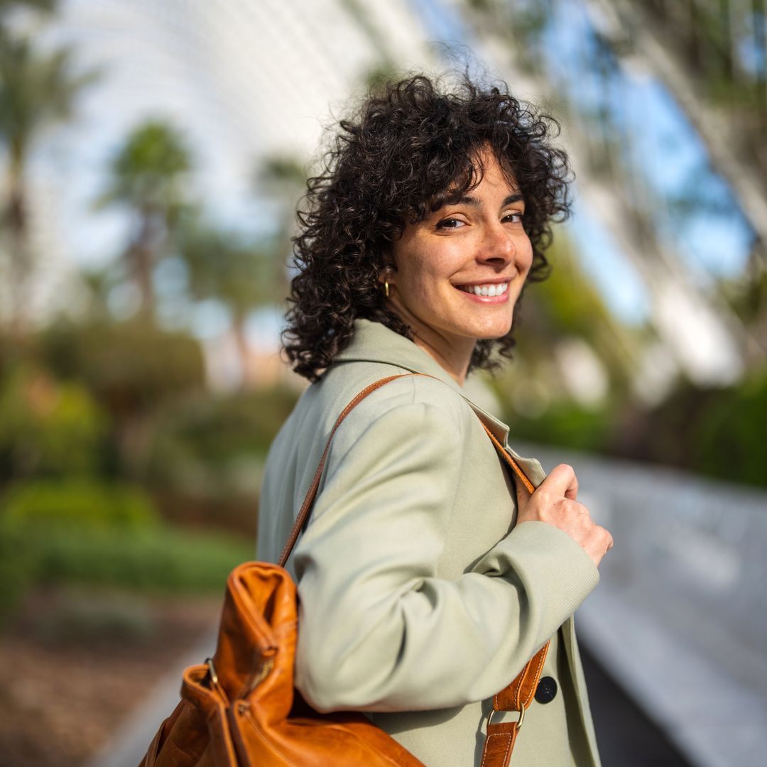 3 short and curly haircuts that flatter every face shape (According to experts)