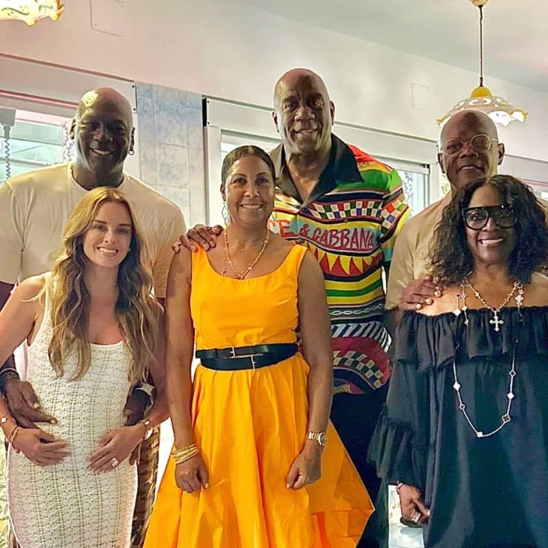 Michael Jordan and Yvette Prieto join Magic Johnson and Samuel L. Jackson on a family sing-along in Italy