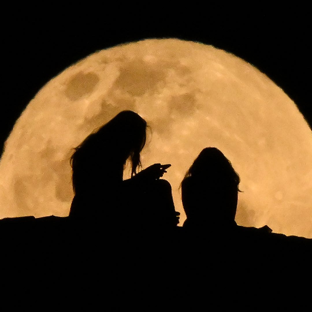 Easy Full Moon rituals to clear bad energy, reflect, and recharge