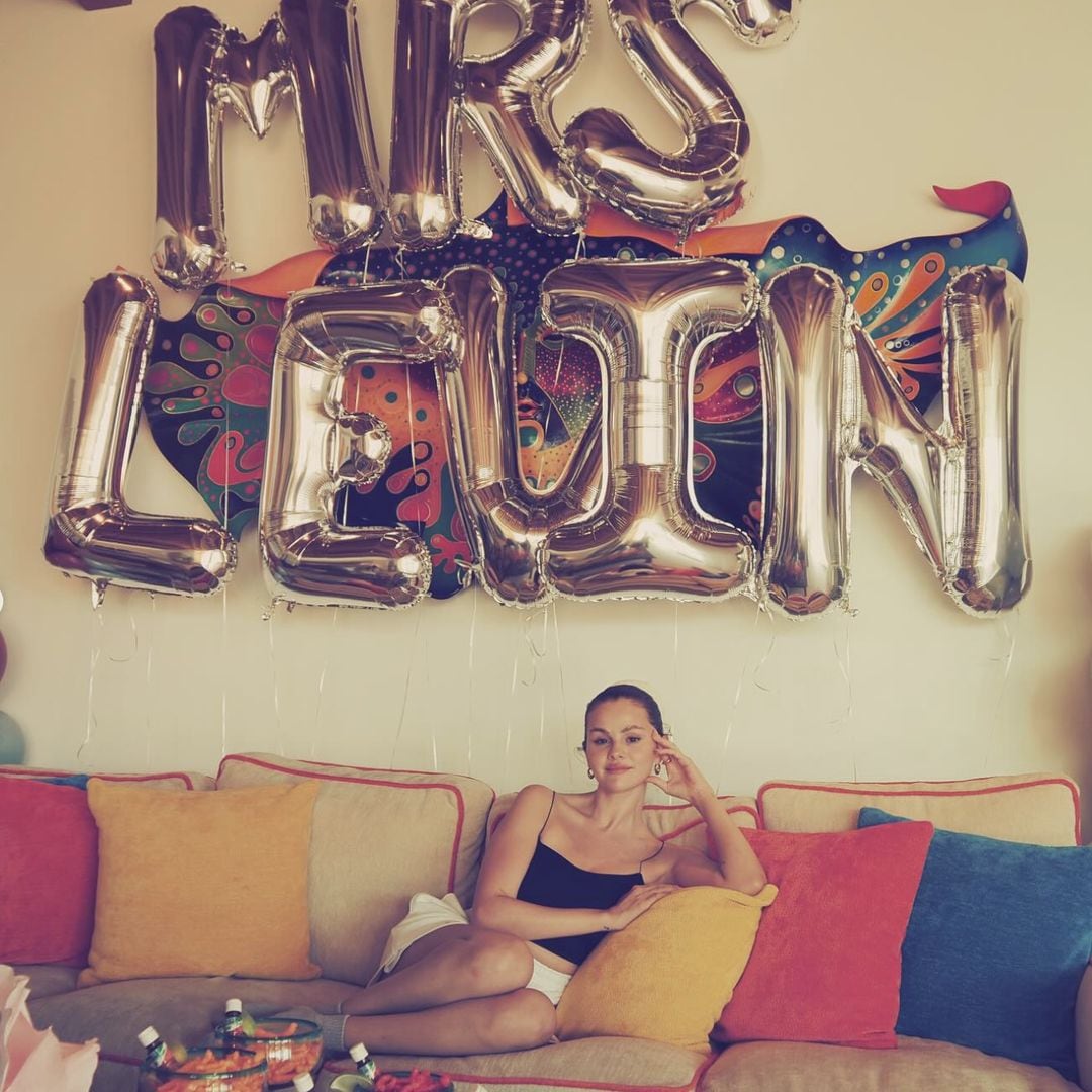 Gomez posed alongside some balloons that read 'Mrs Levin'