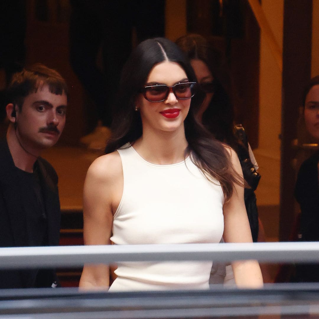 Kendall Jenner visits the Louvre barefooted at 'midnight'