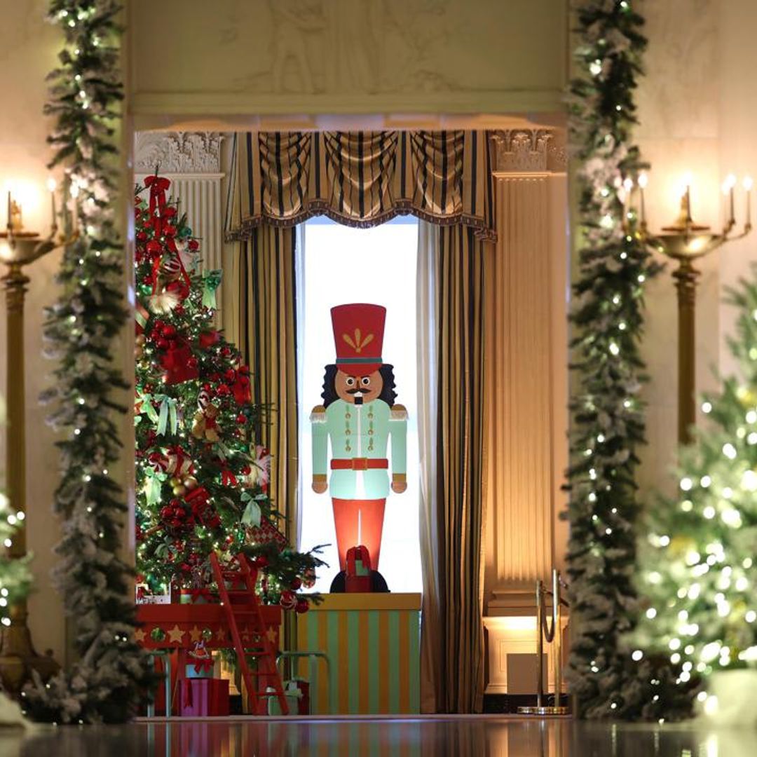 The White House transforms into a Christmas Wonderland: 142,000 lights, 98 trees, and 34,000 ornaments [Photos]